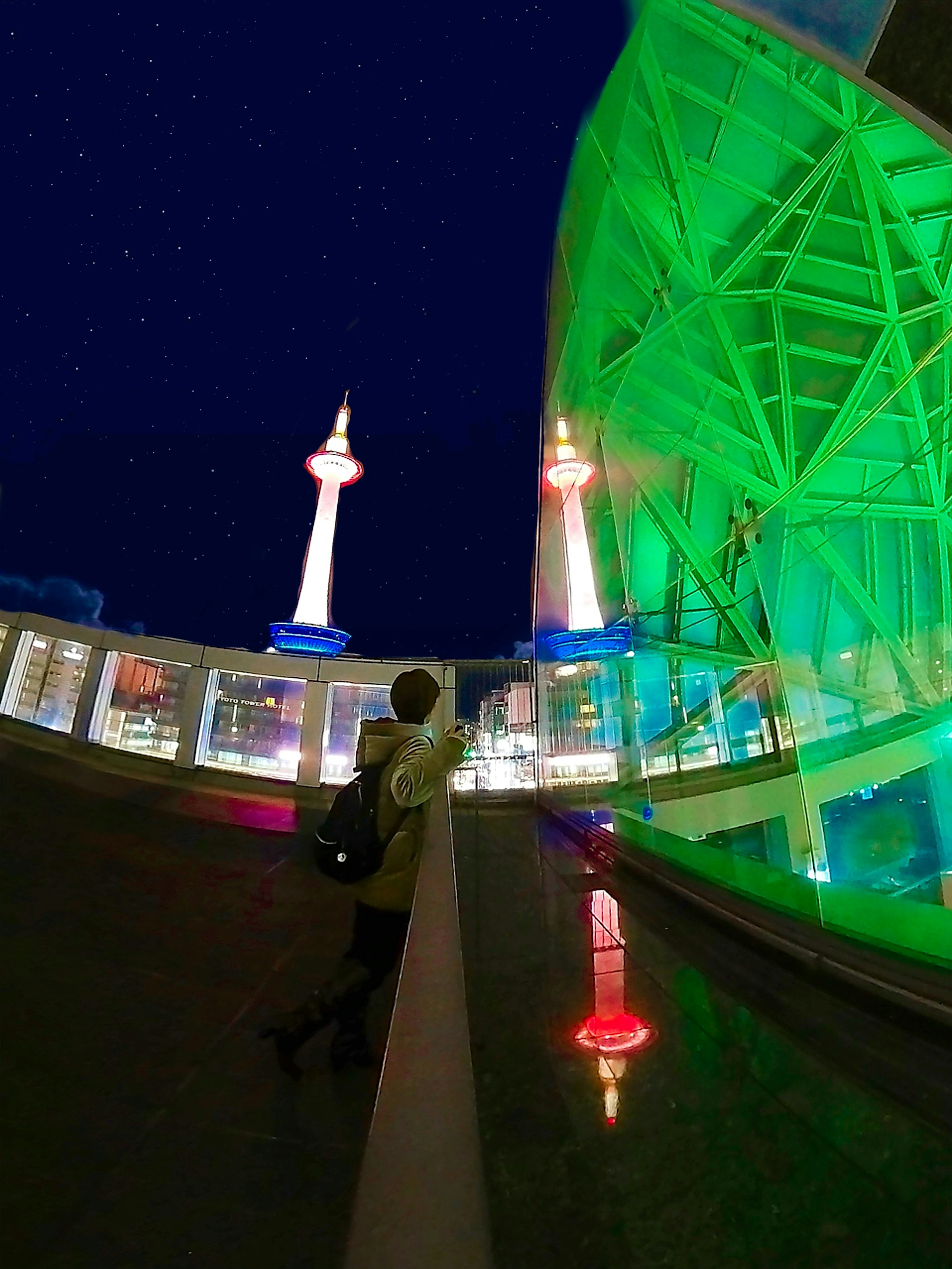 夜空の星々と緑の照明が特徴的な都市の景観