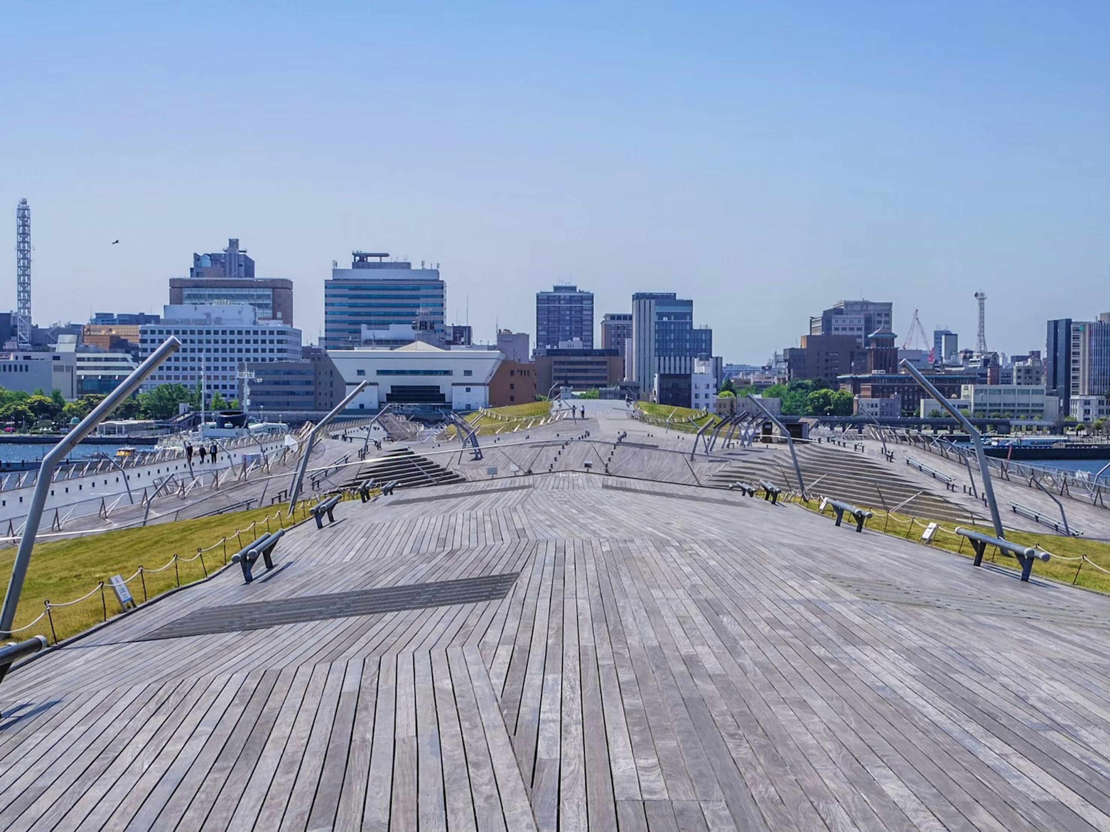 Jalan kayu dengan pemandangan kota modern di Yokohama