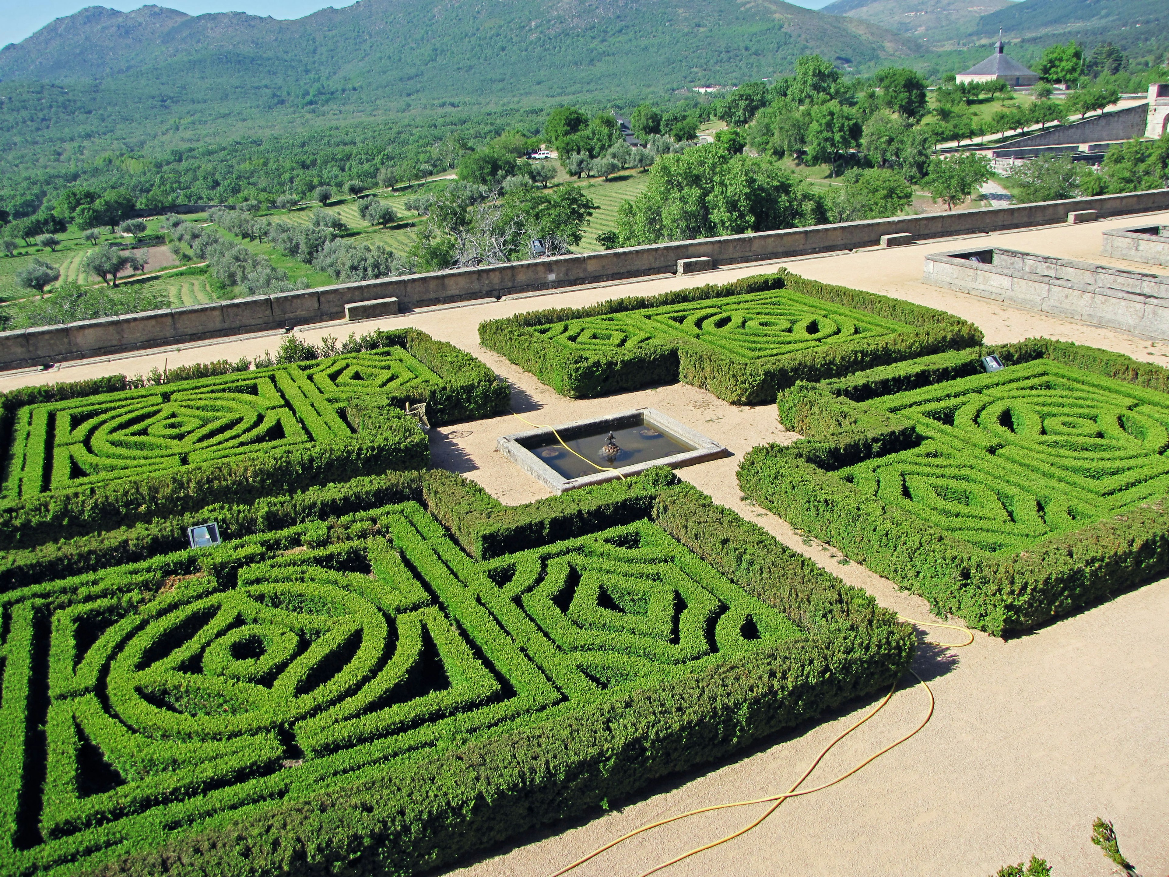 Setos verdes exuberantes creando patrones geométricos en un jardín paisajístico