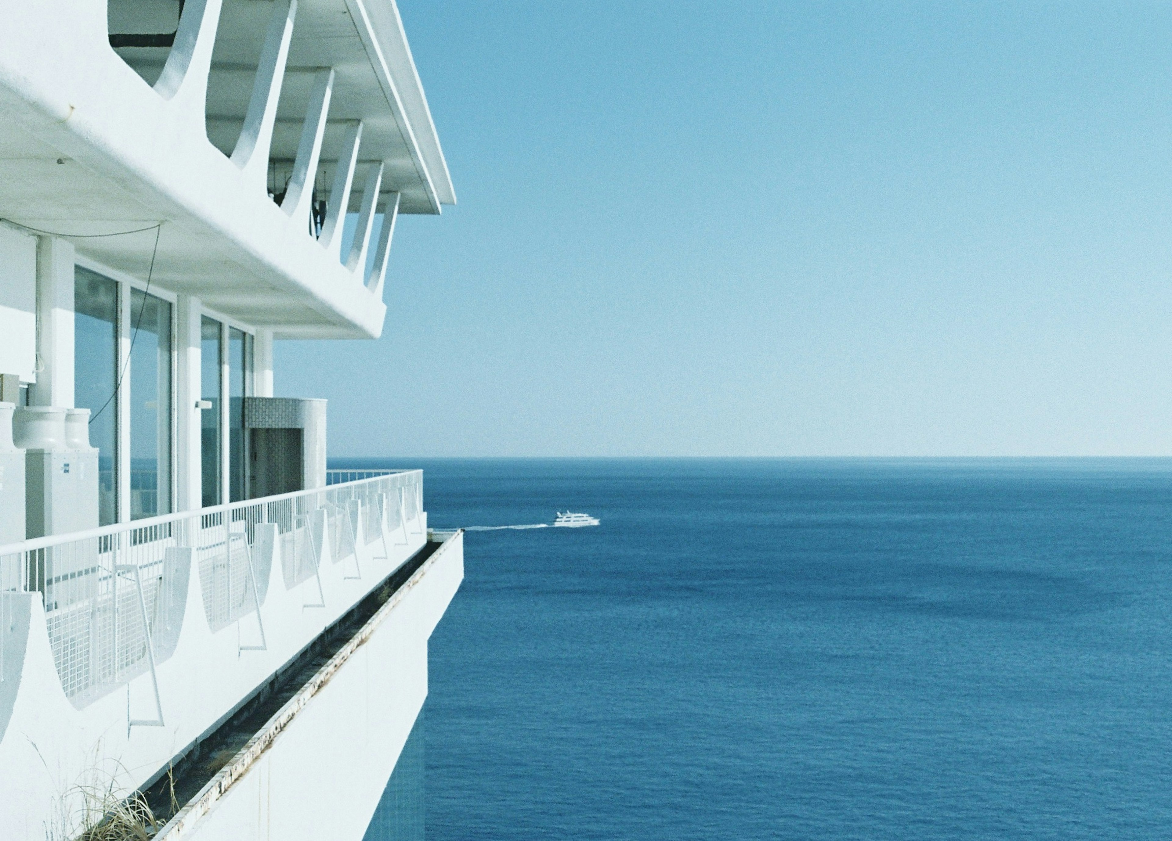 Blick von einem modernen Balkon auf den blauen Ozean