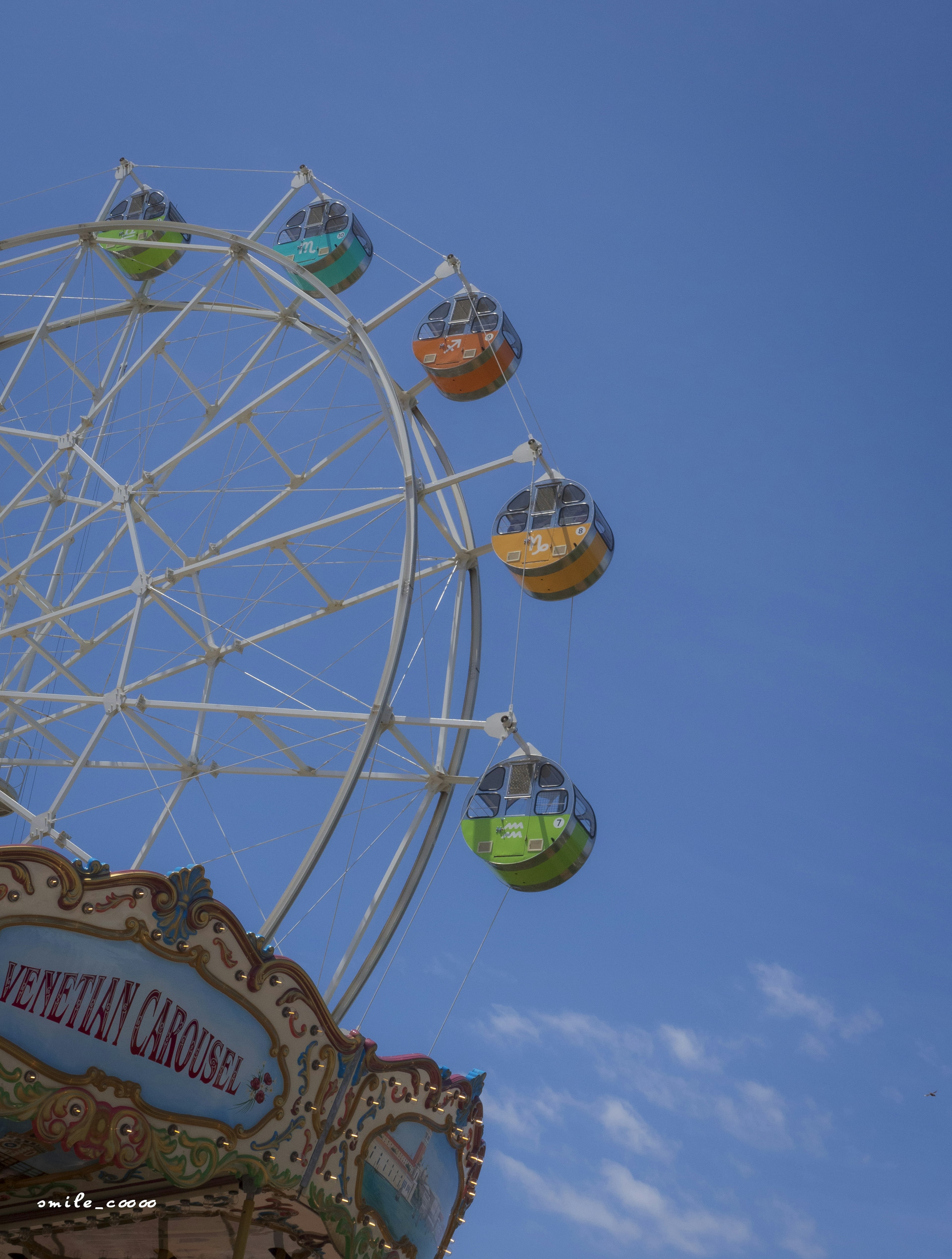 Capsules colorées de grande roue contre un ciel bleu