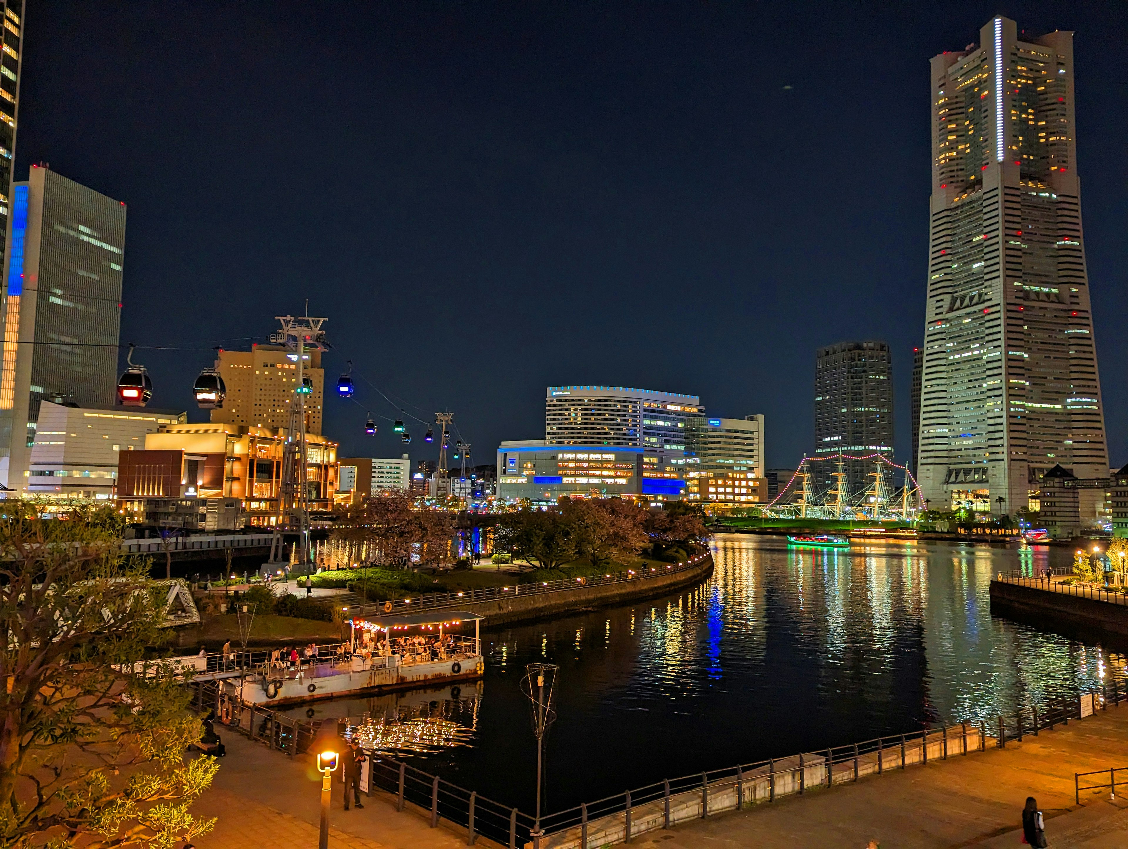 Vista notturna di Yokohama con edifici sulla riva