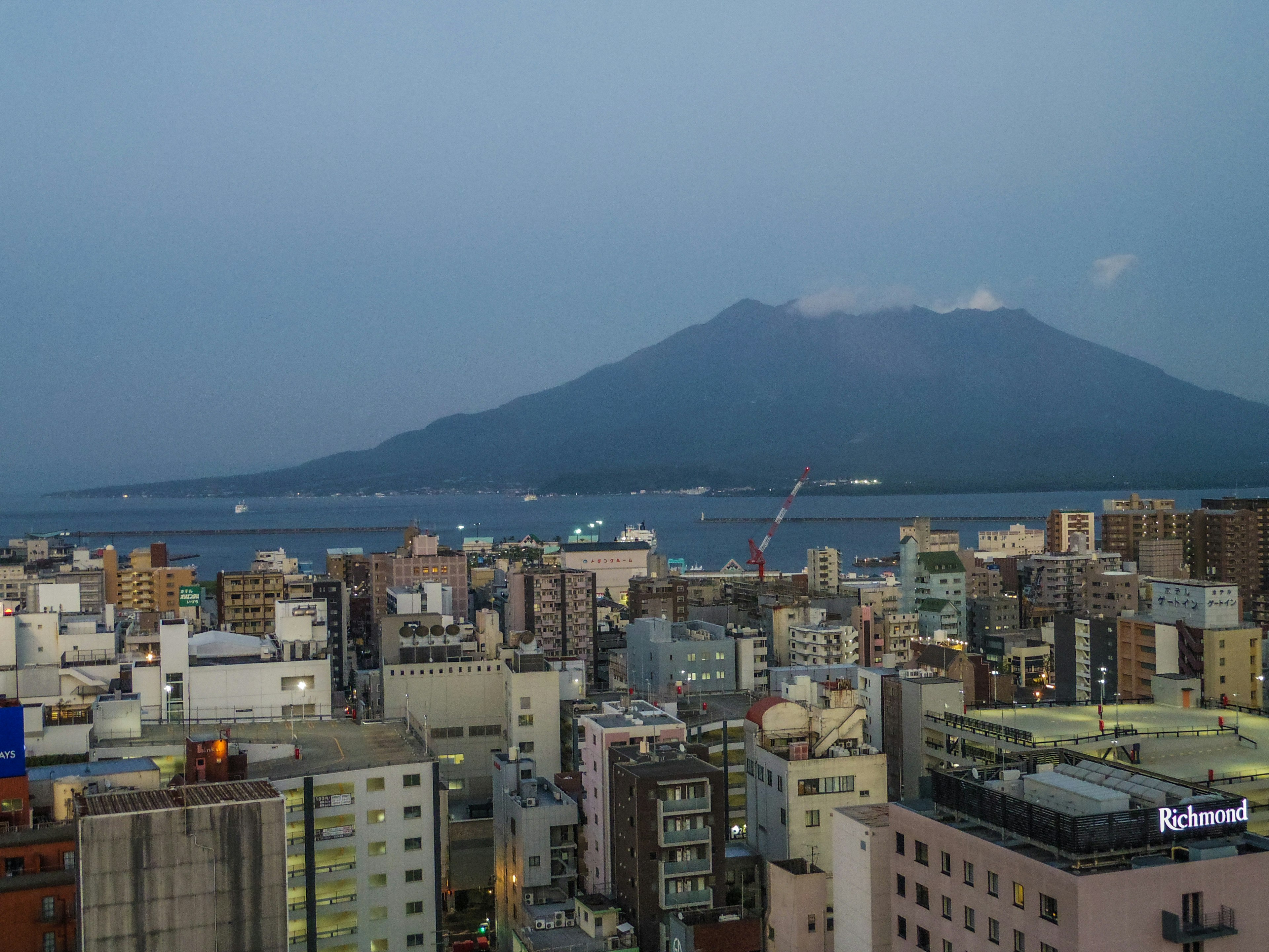 Pemandangan malam Kota Kagoshima dengan Sakurajima di latar belakang