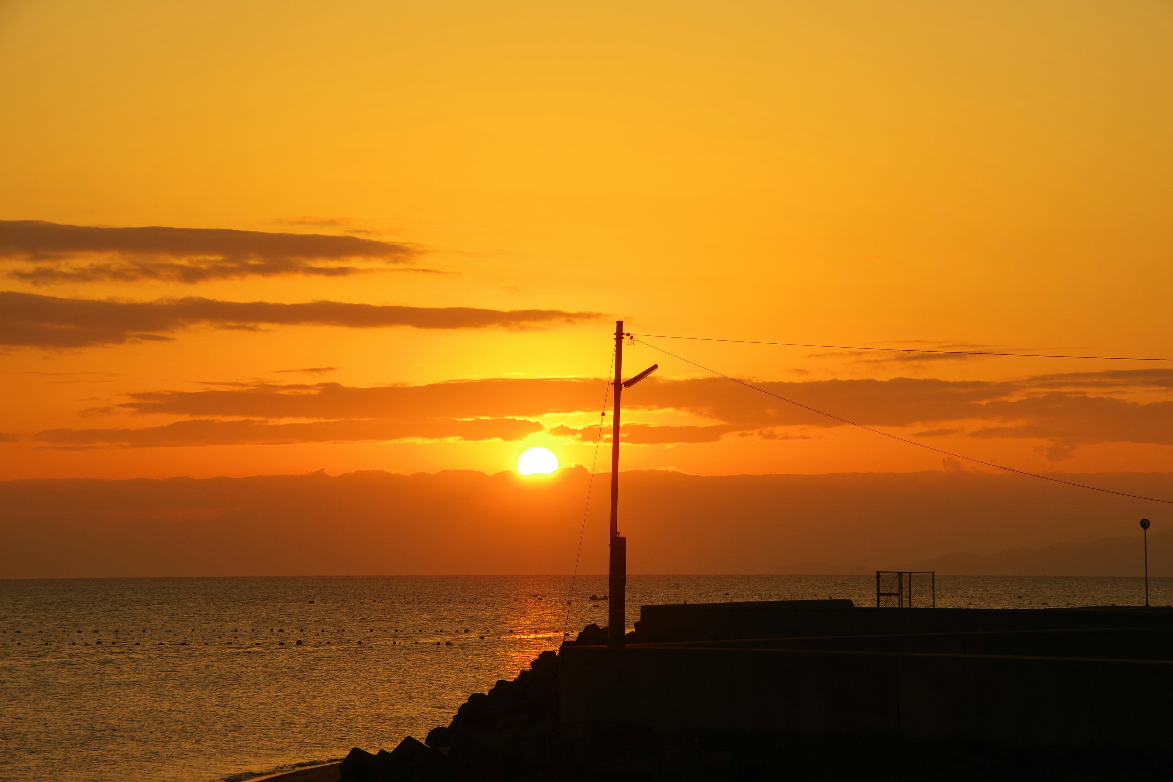 Silhouette des Sonnenuntergangs über dem Meer