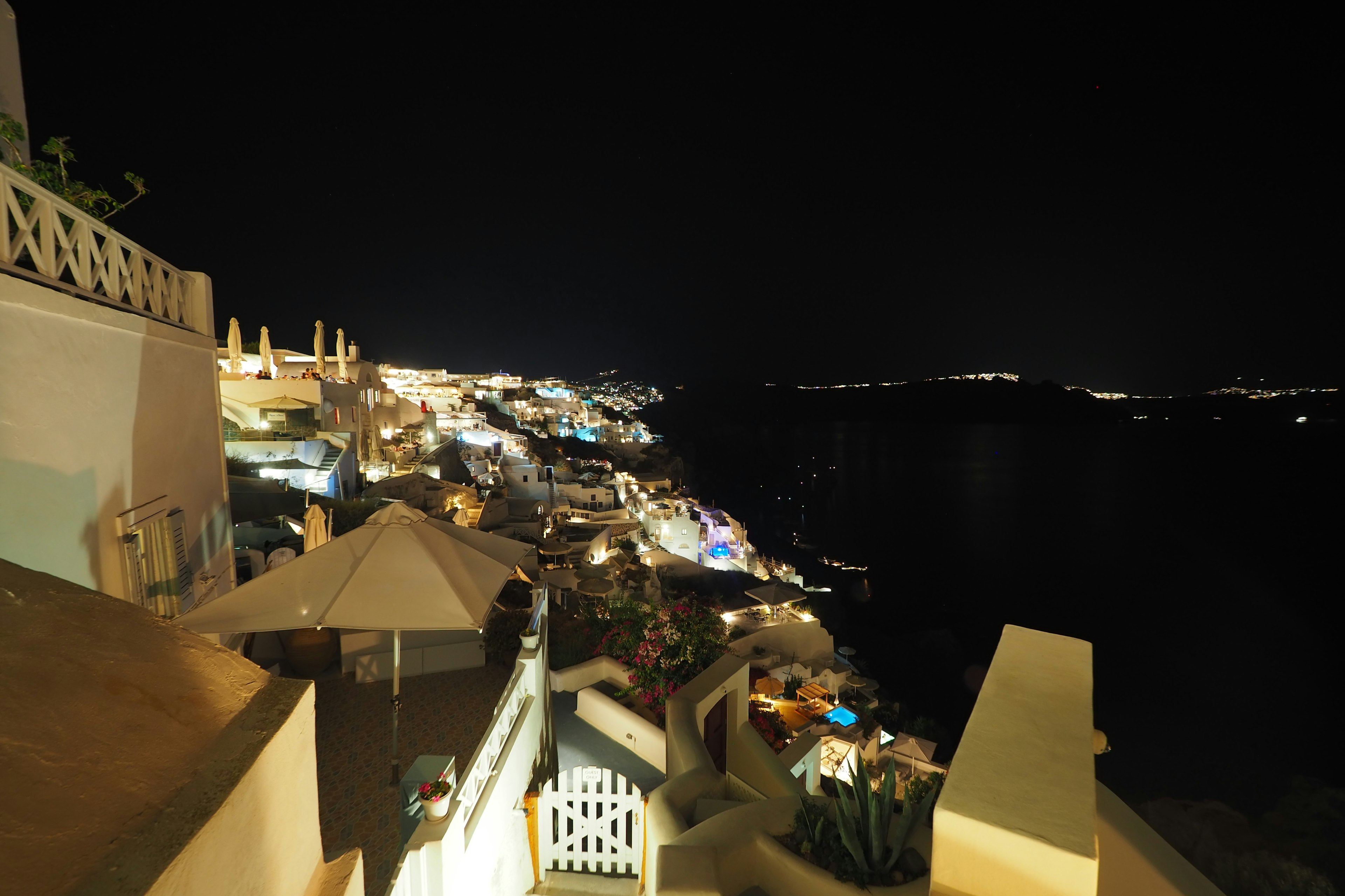 Vista mozzafiato della costa di Santorini di notte