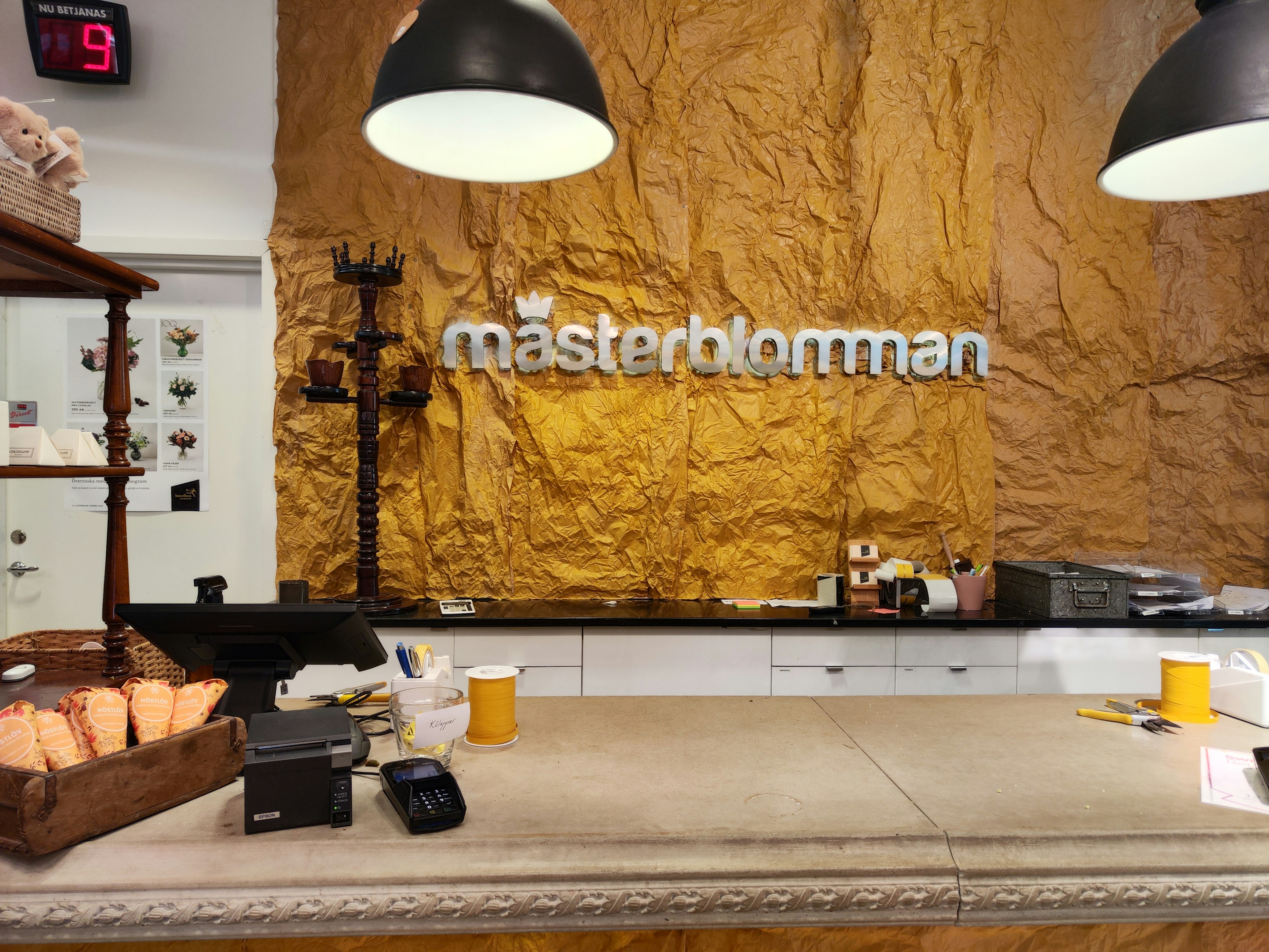 Masterblomman counter with unique gold-colored wall