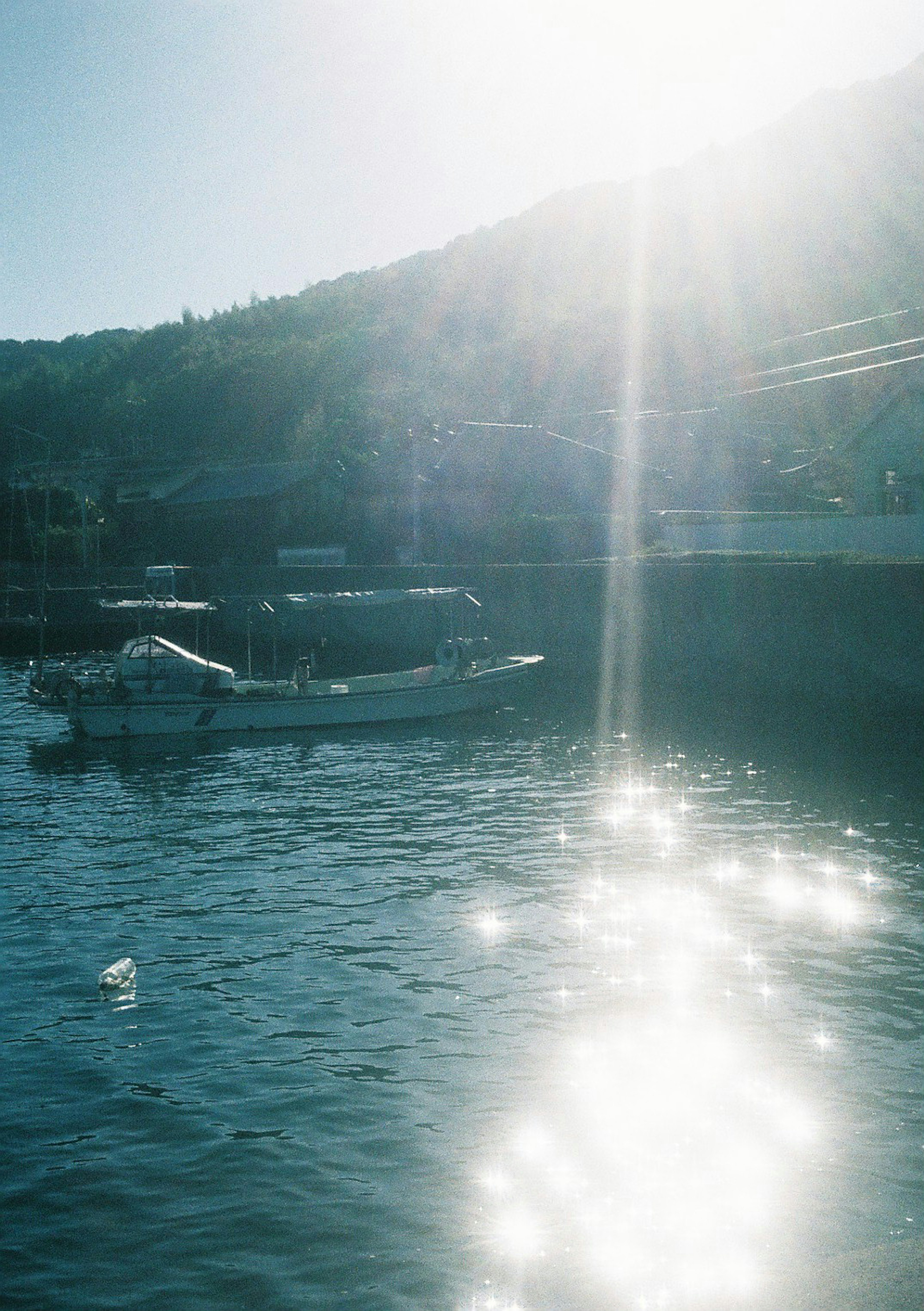 Una scena di porto serena con una piccola barca che galleggia al sole