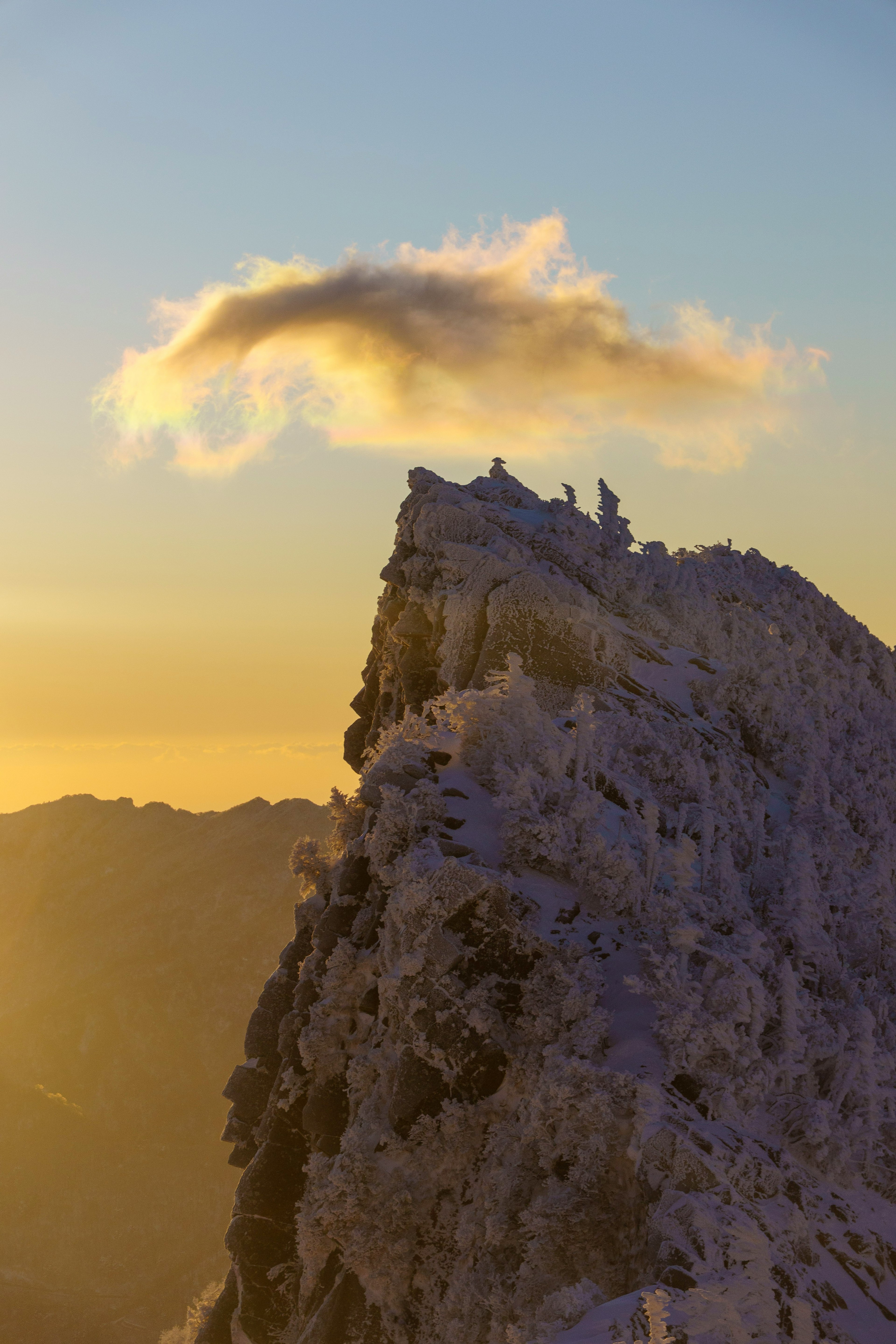 Cima de montaña nevada con una hermosa puesta de sol