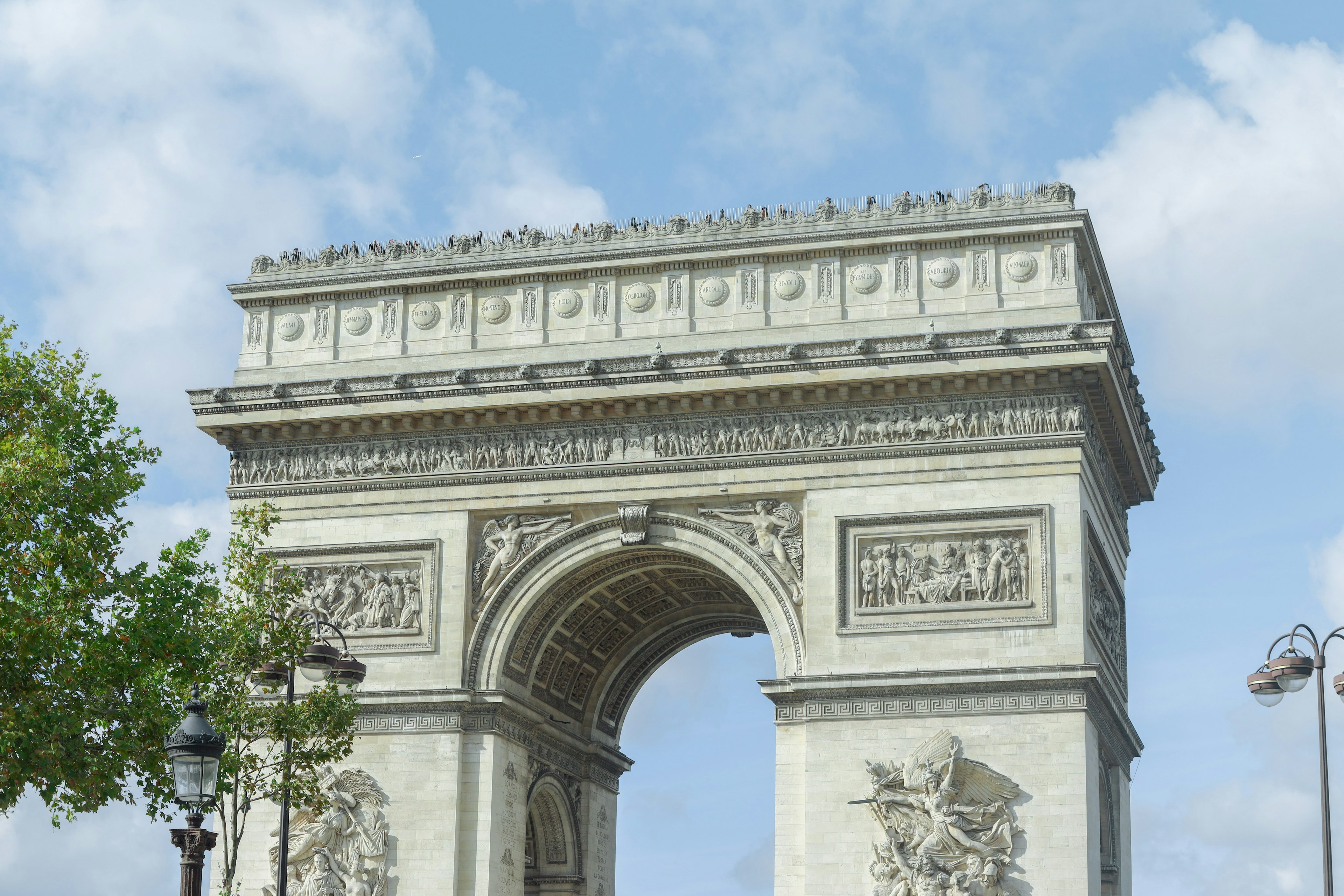 Pandangan detail dari Arc de Triomphe di Paris dengan ukiran dan arsitektur yang rumit