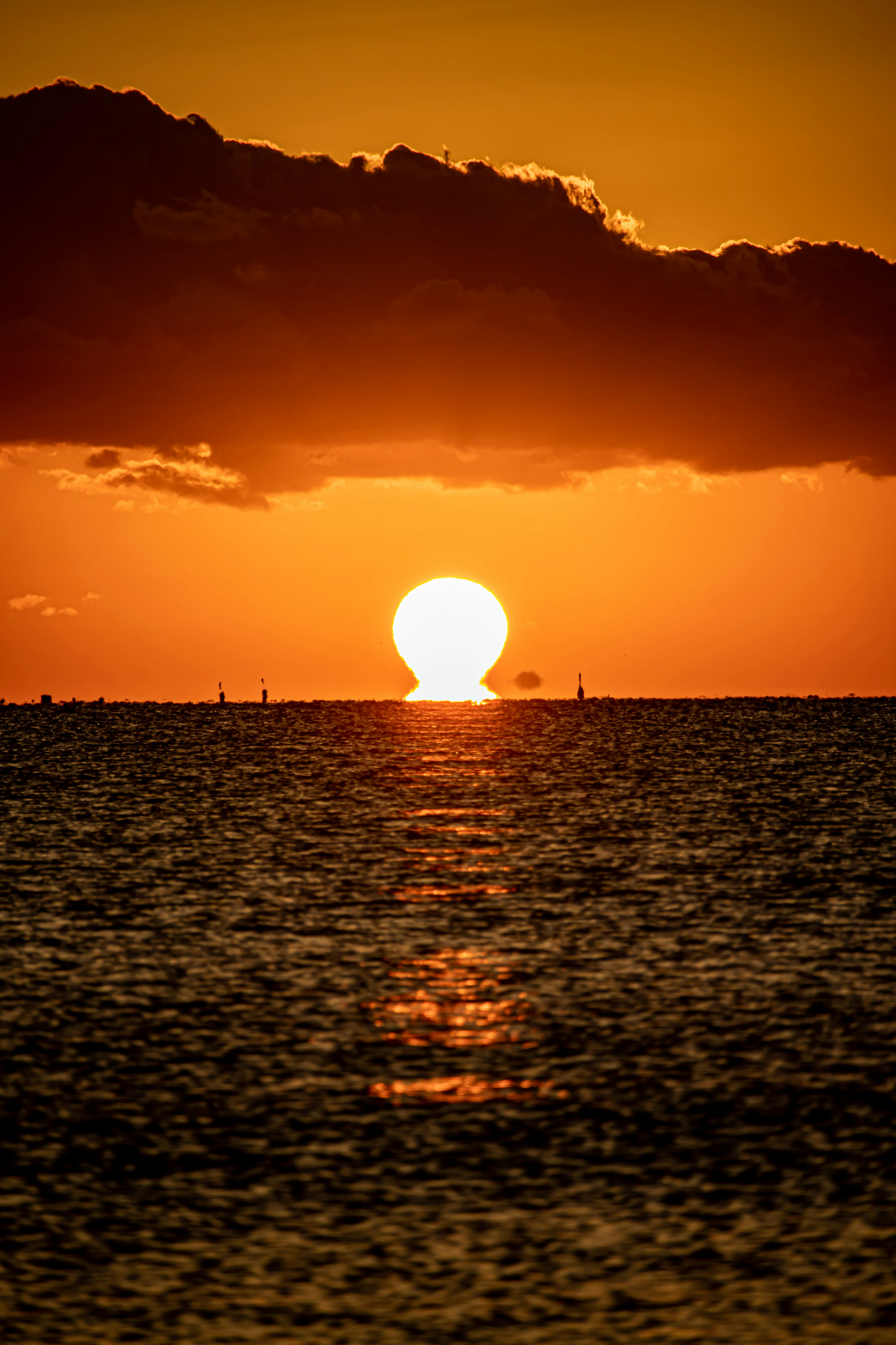 美しい夕日が海に沈むシーンオレンジ色の空と穏やかな海面