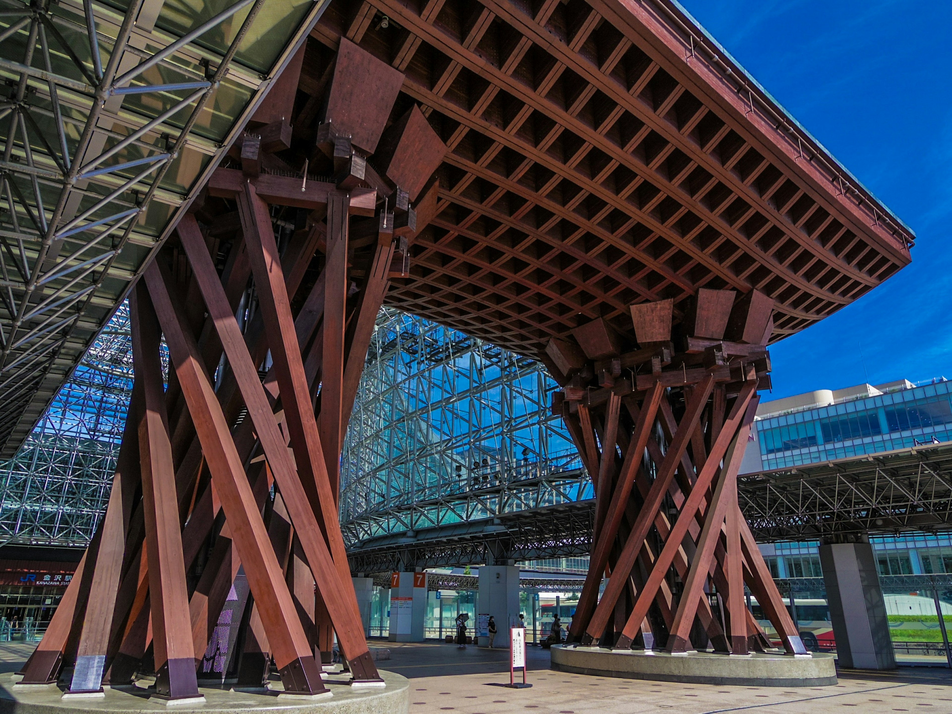 Struktur kayu yang khas dan desain kaca dari Gerbang Tsuzumi di Kanazawa