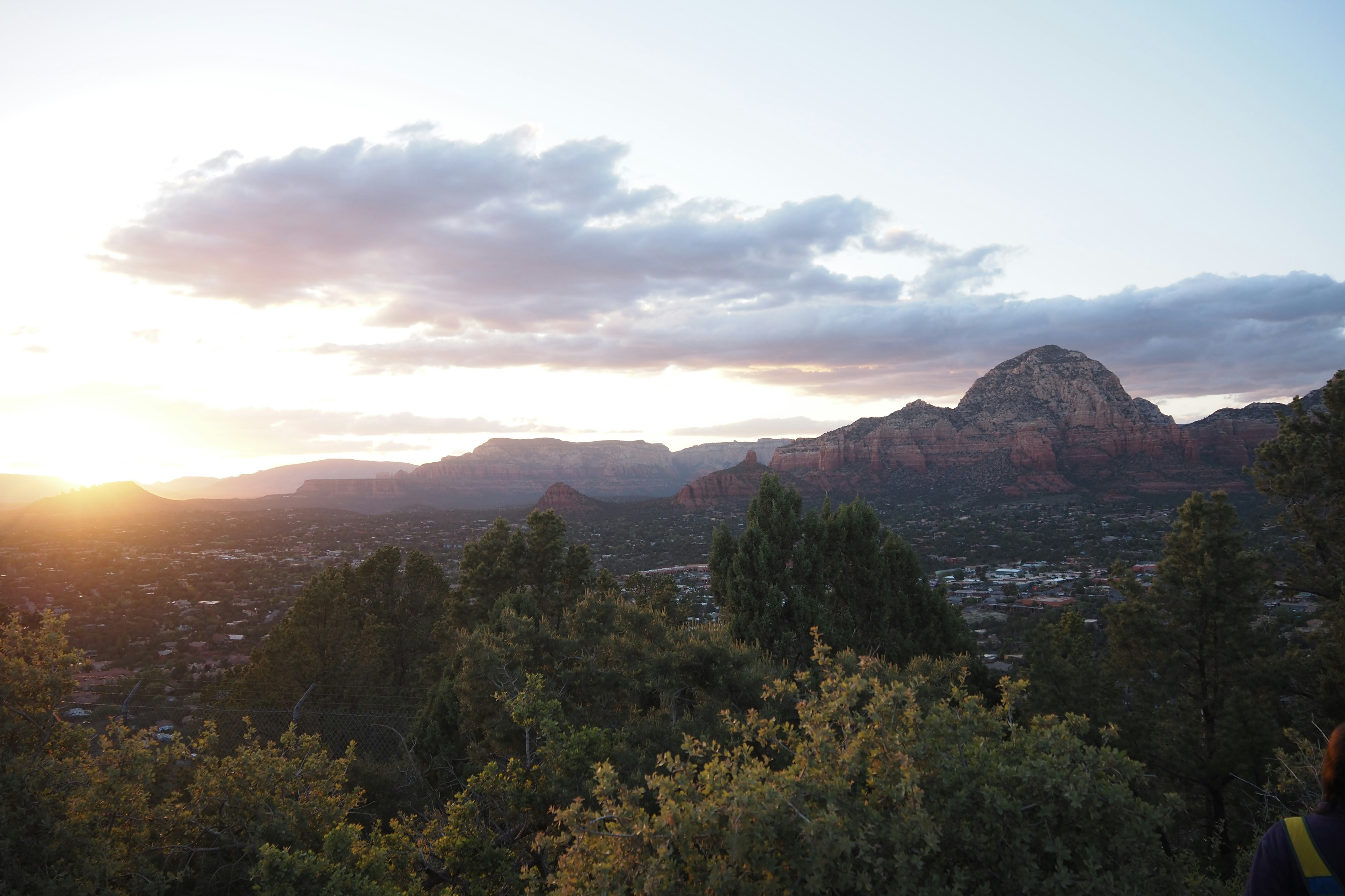 Paysage magnifique de Sedona au coucher du soleil avec une végétation luxuriante et des montagnes