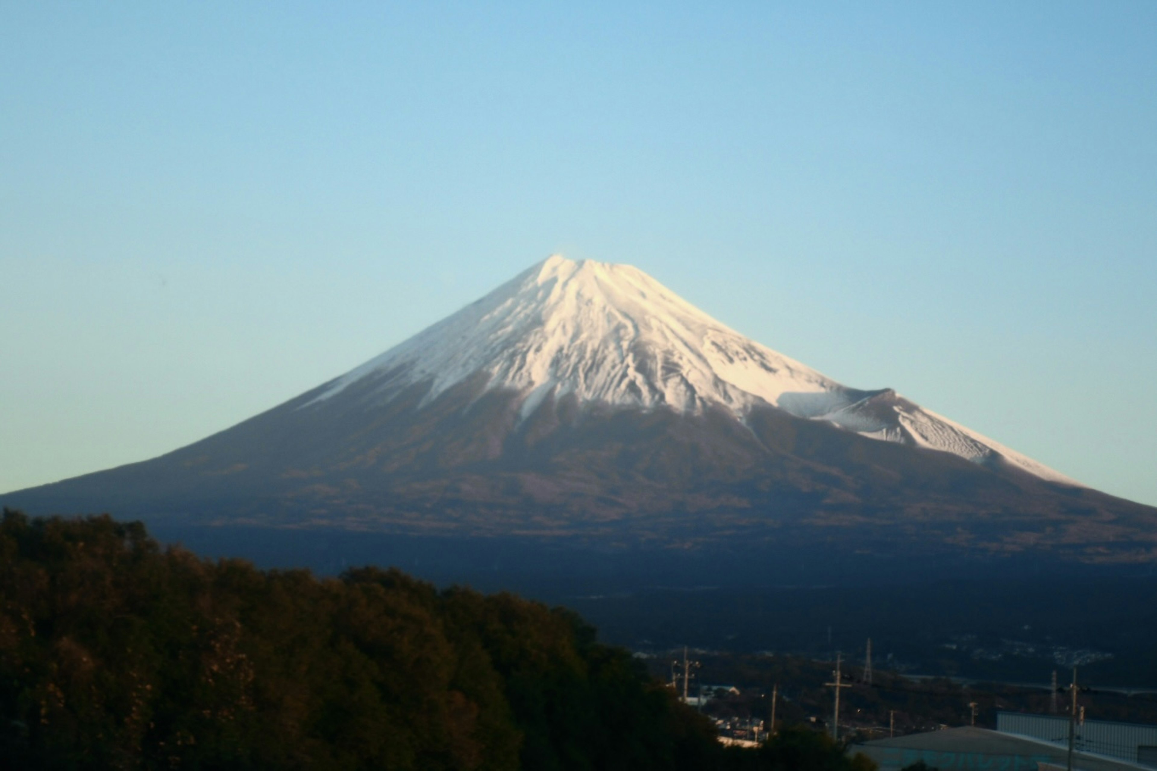 富士山の雪をかぶった山頂と青い空の風景