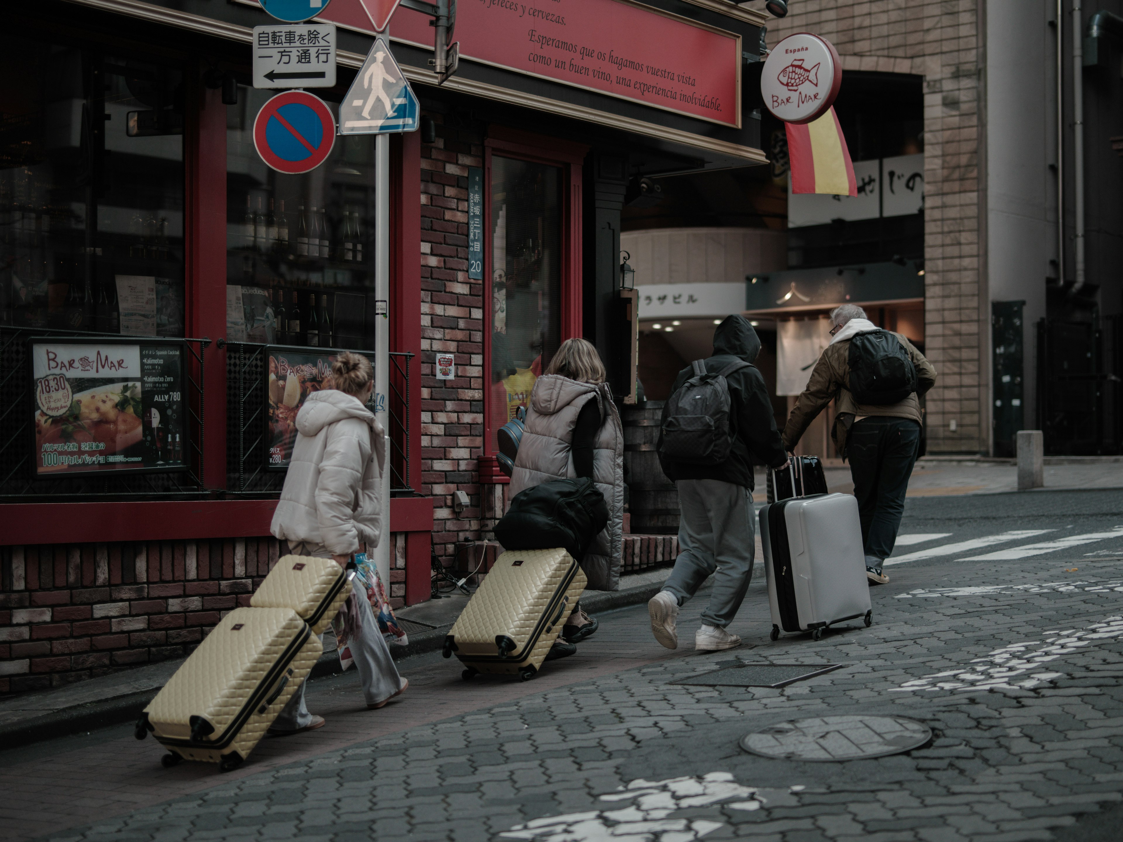 Viaggiatori che camminano per strada con valigie