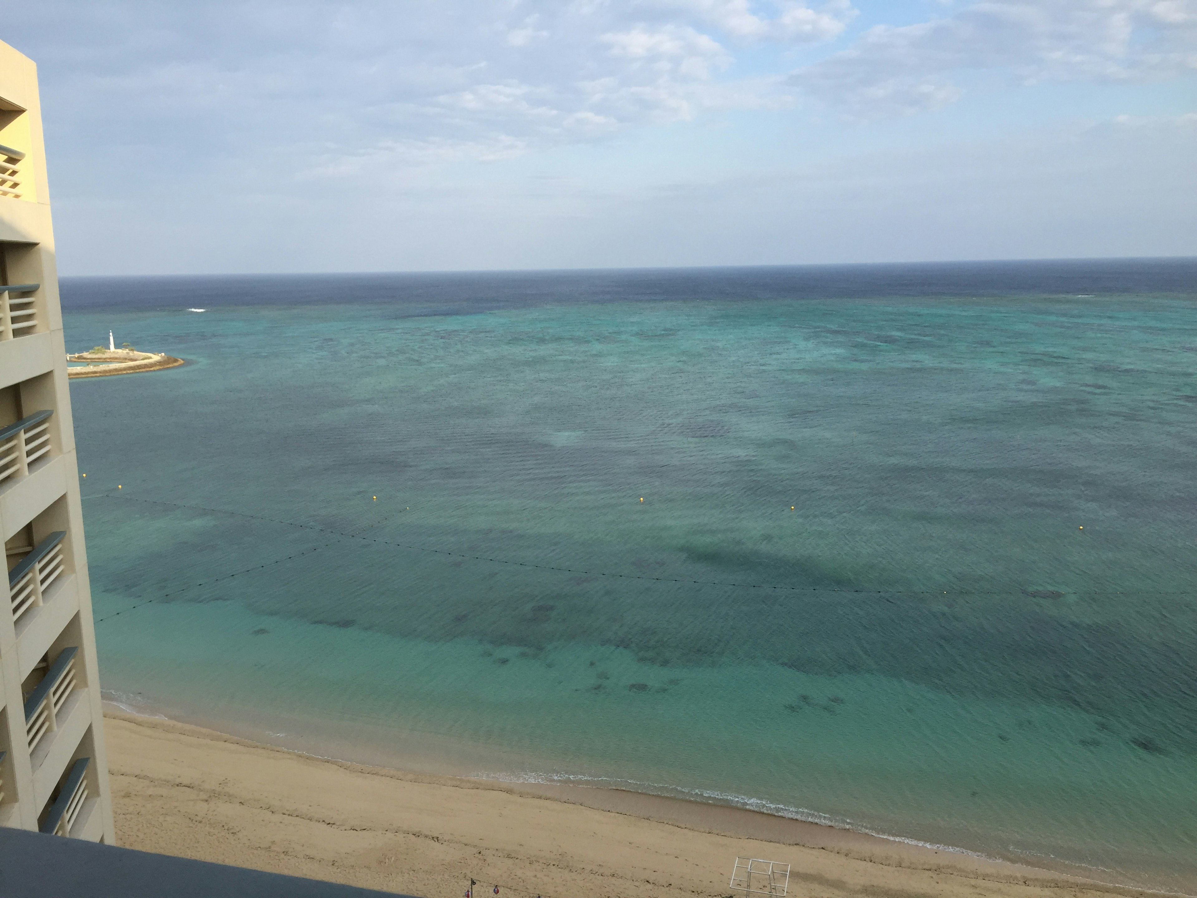 Belle vue sur la mer et la plage depuis un balcon d'un immeuble de grande hauteur