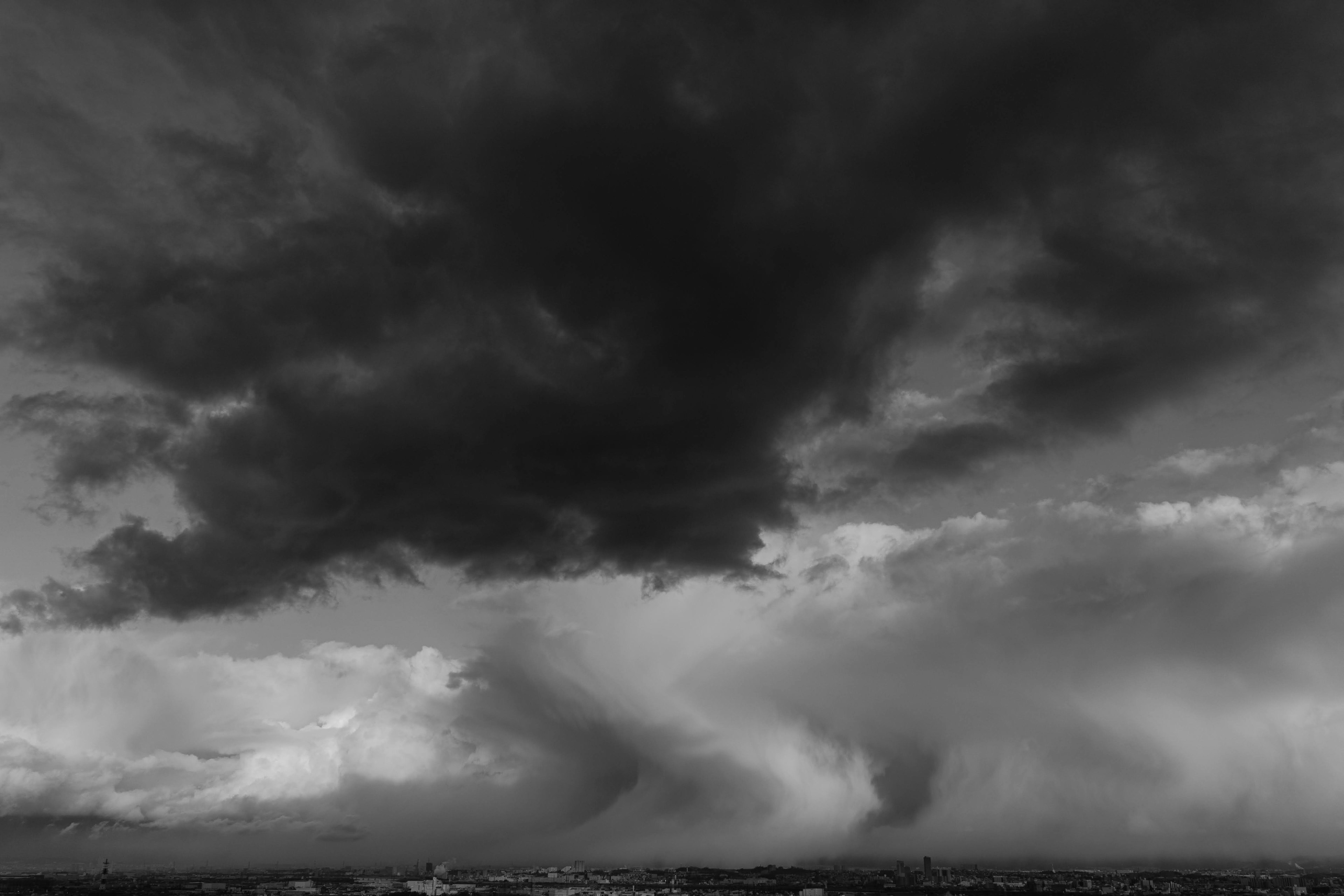 Ciel dramatique avec des nuages sombres et une lumière contrastante