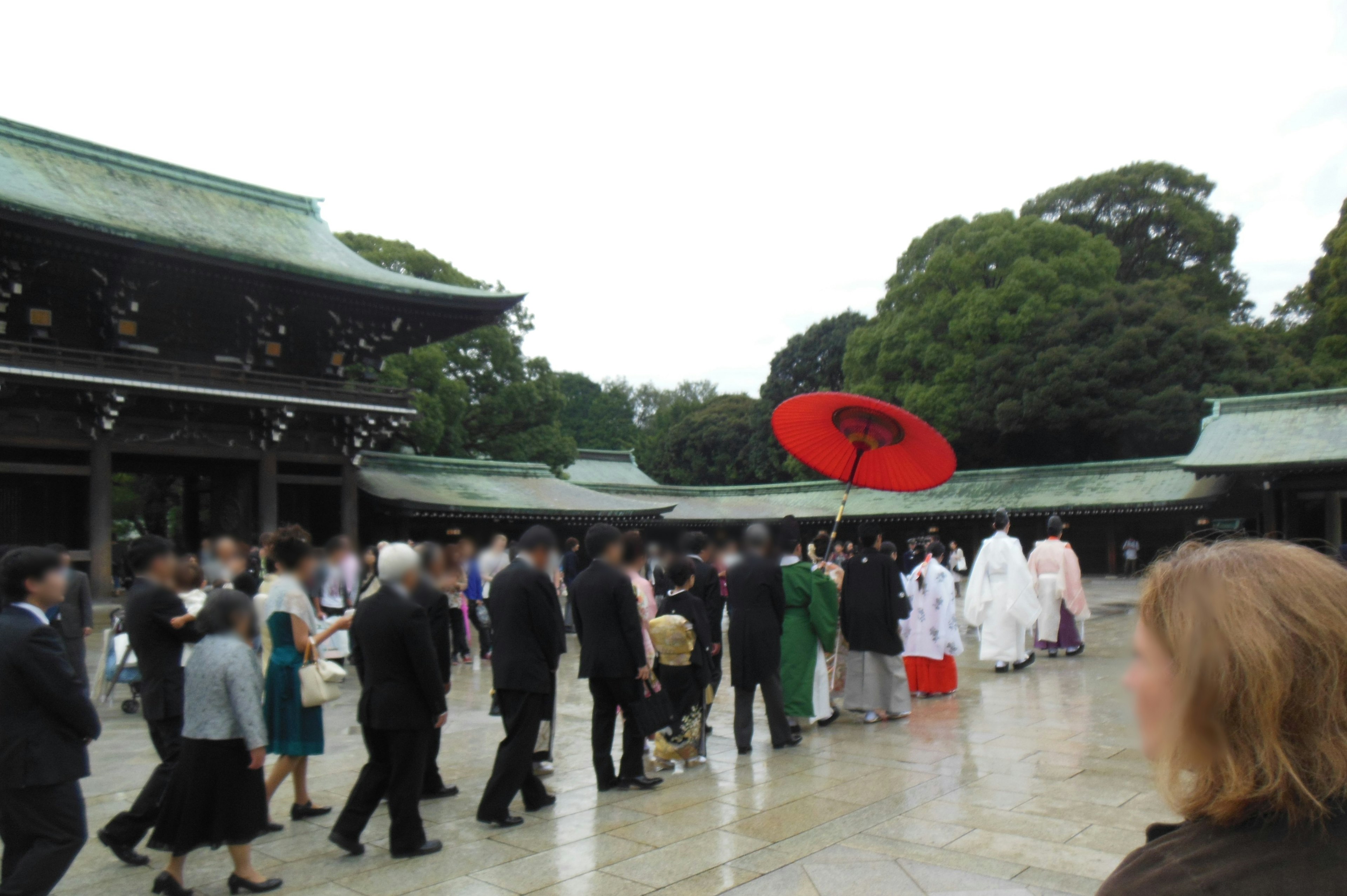 神社的婚礼队伍 人们穿着传统服装 红伞显眼