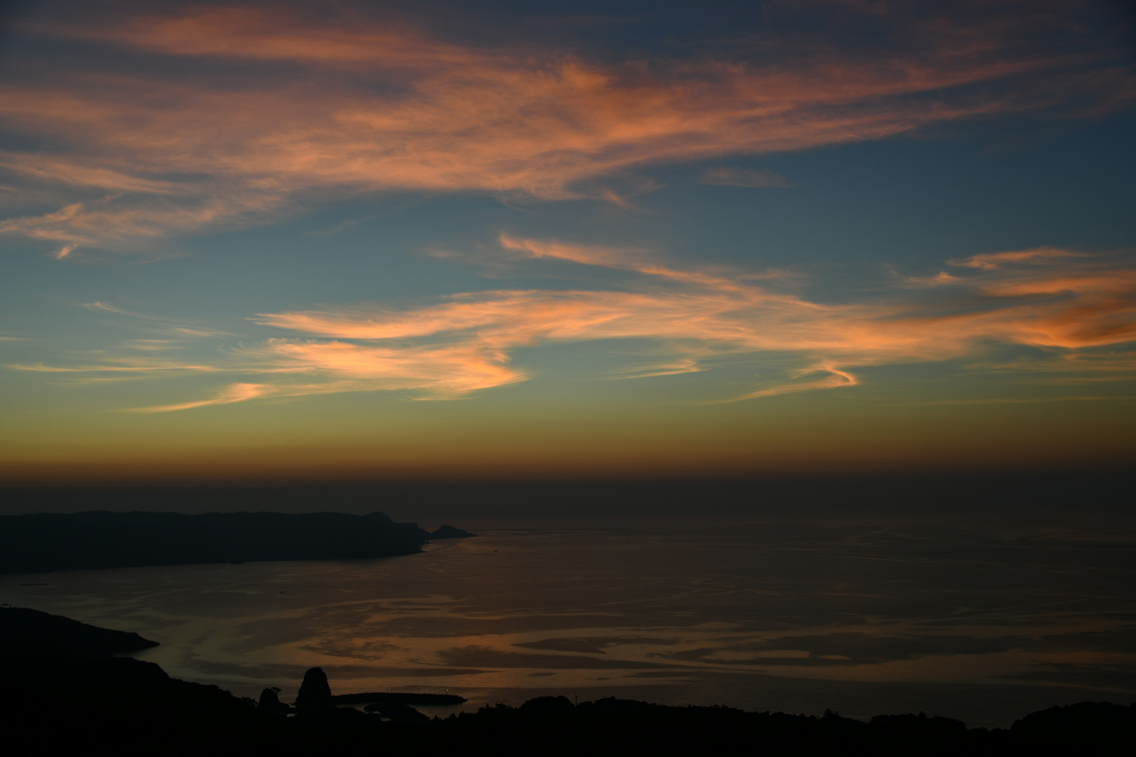 夕焼けの空と海の景色の写真、オレンジと青の色合いが美しい