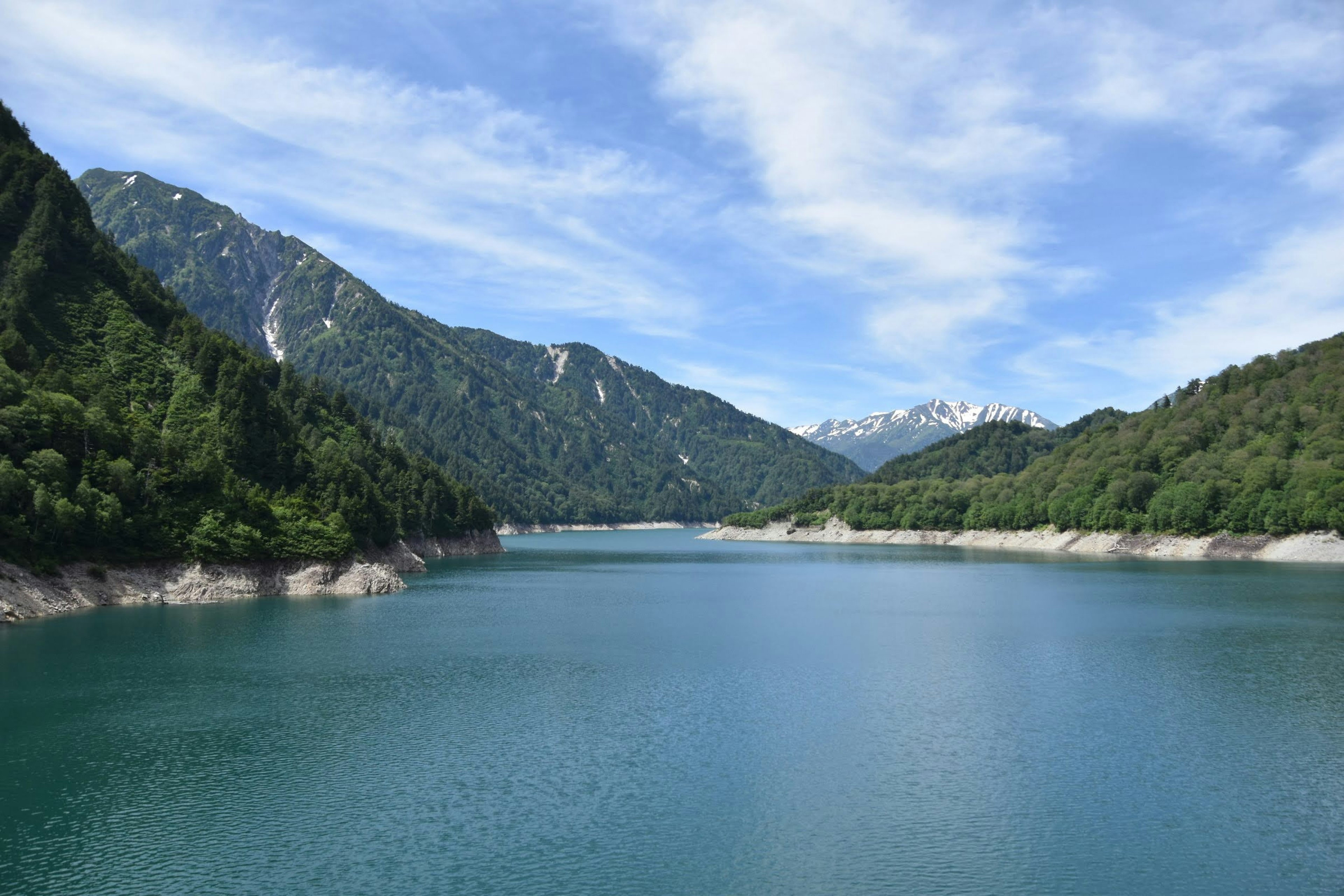 Eine malerische Aussicht auf einen blauen See, umgeben von grünen Bergen