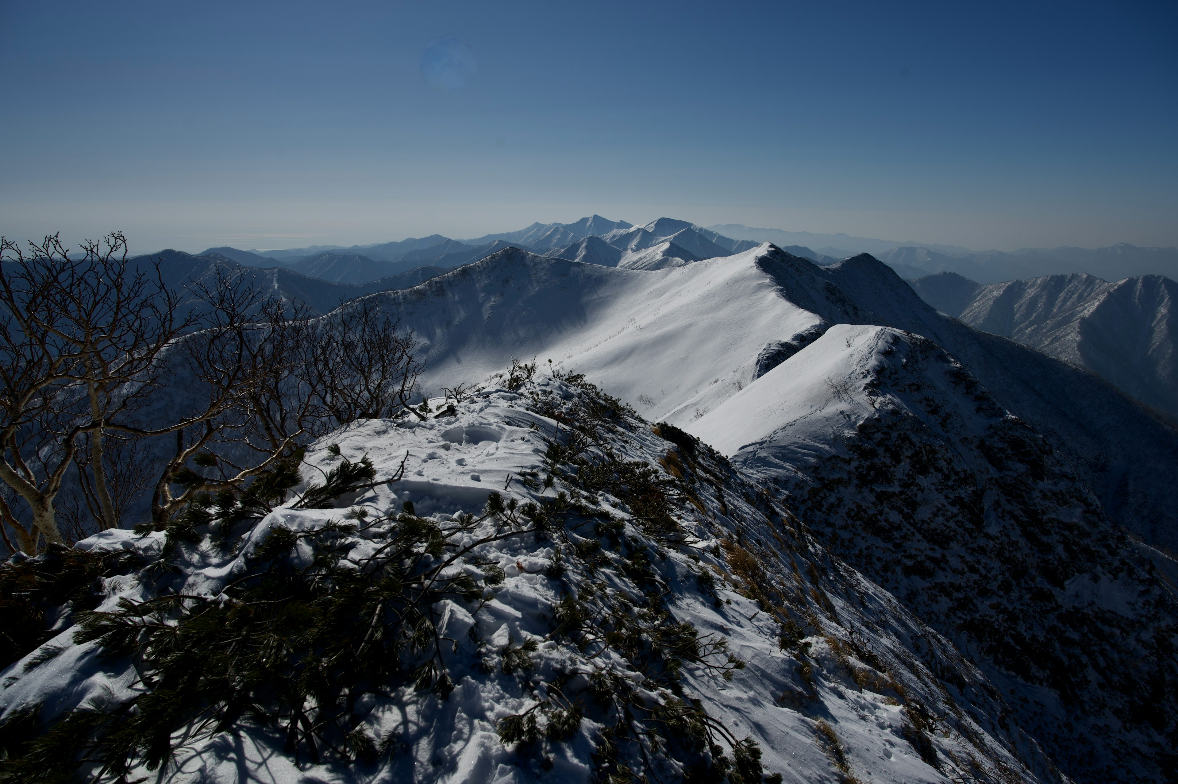 雪に覆われた山脈のパノラマビュー