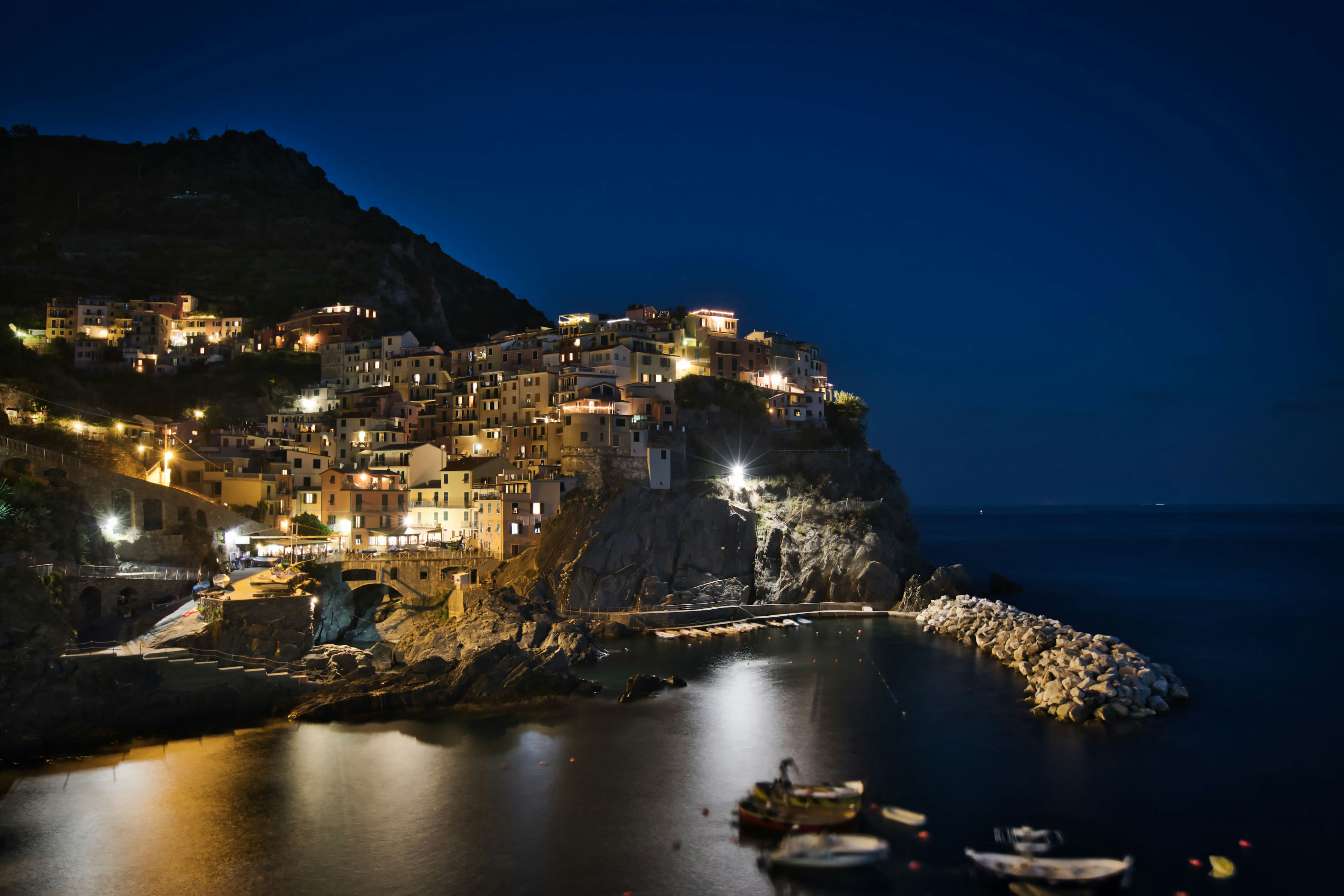 Vista panoramica di un villaggio costiero illuminato di notte