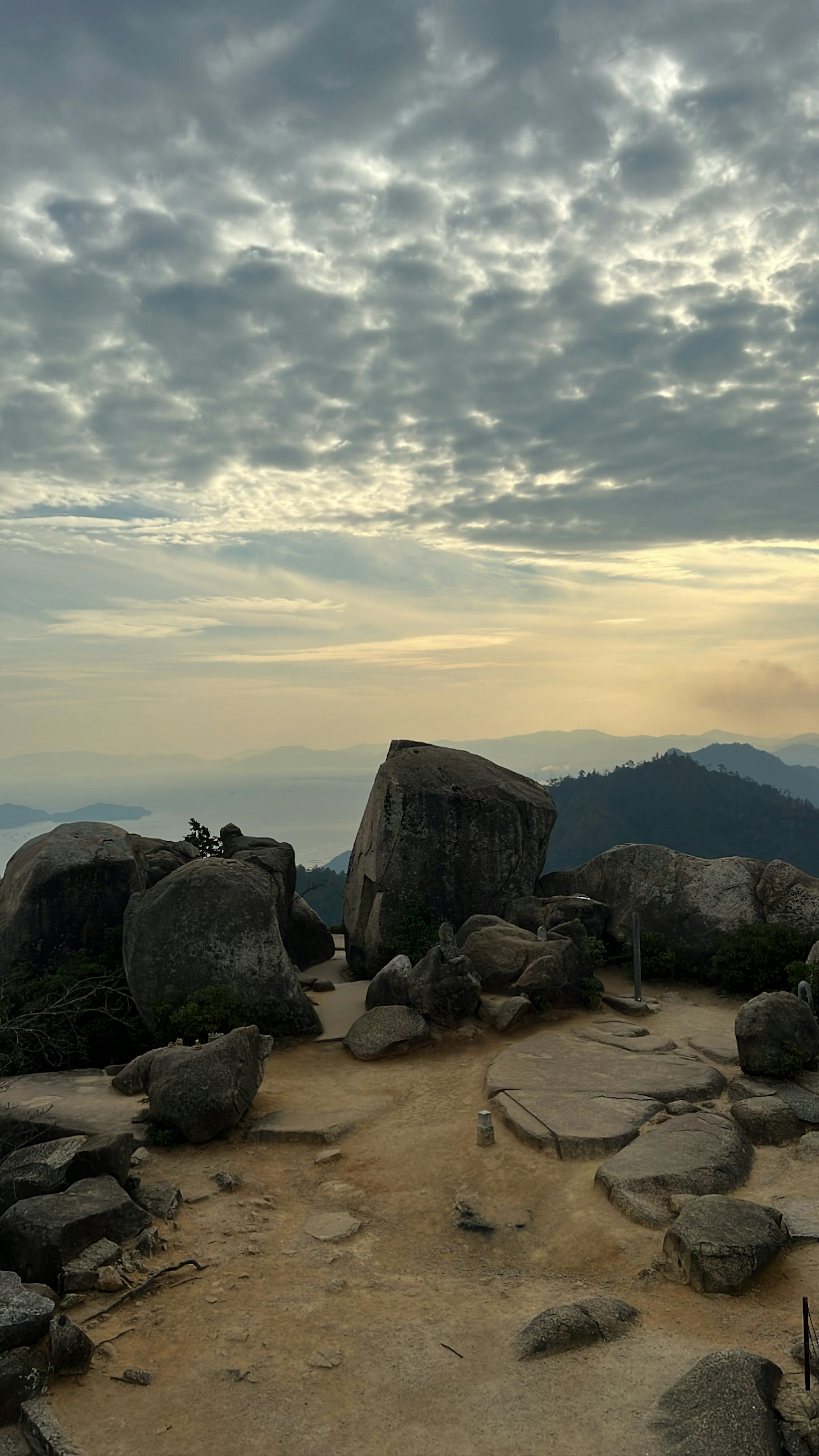 山の頂上にある大きな岩と雲のある空の風景