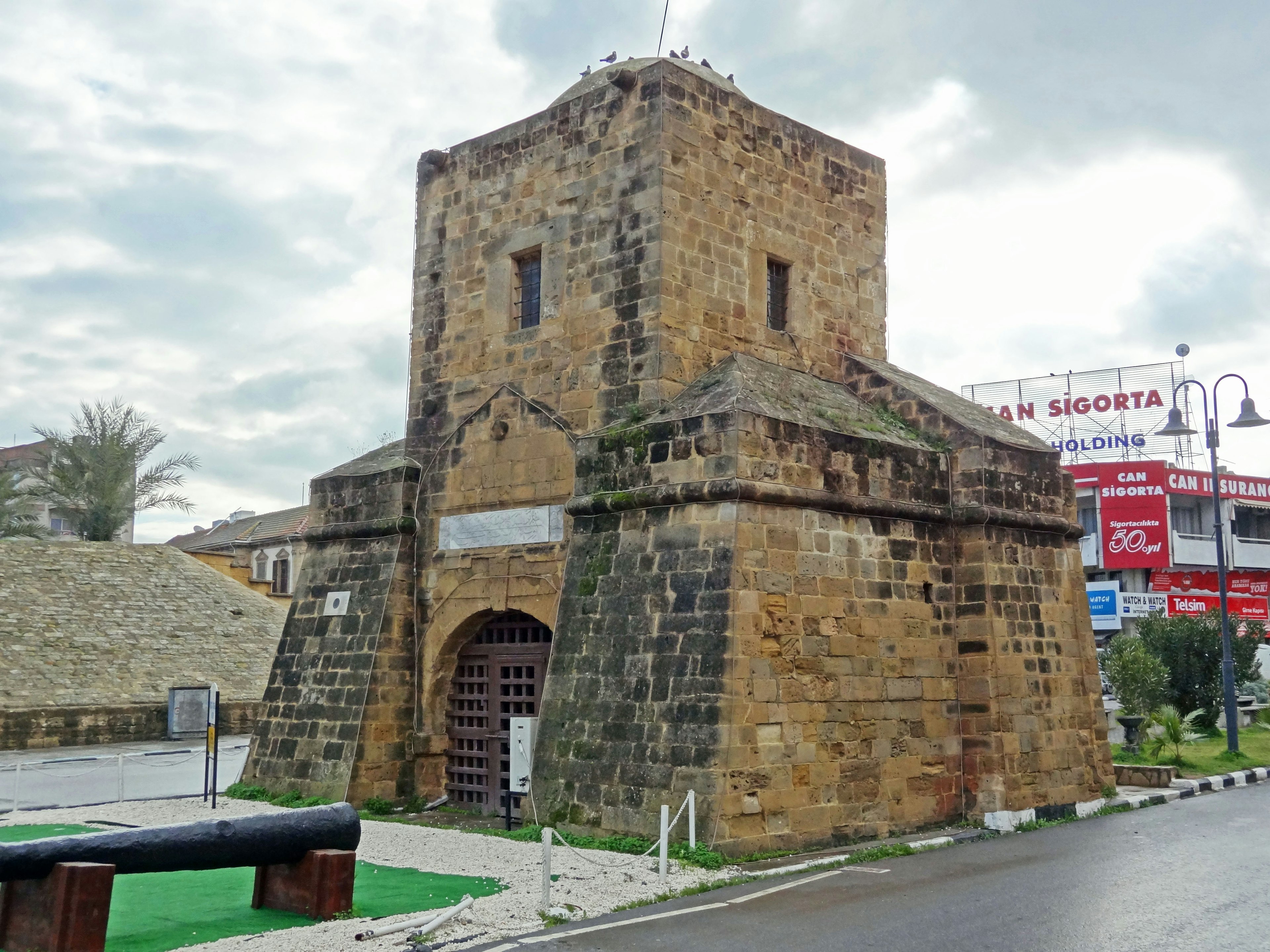 Bâtiment de tour en pierre historique se dresse dans la rue