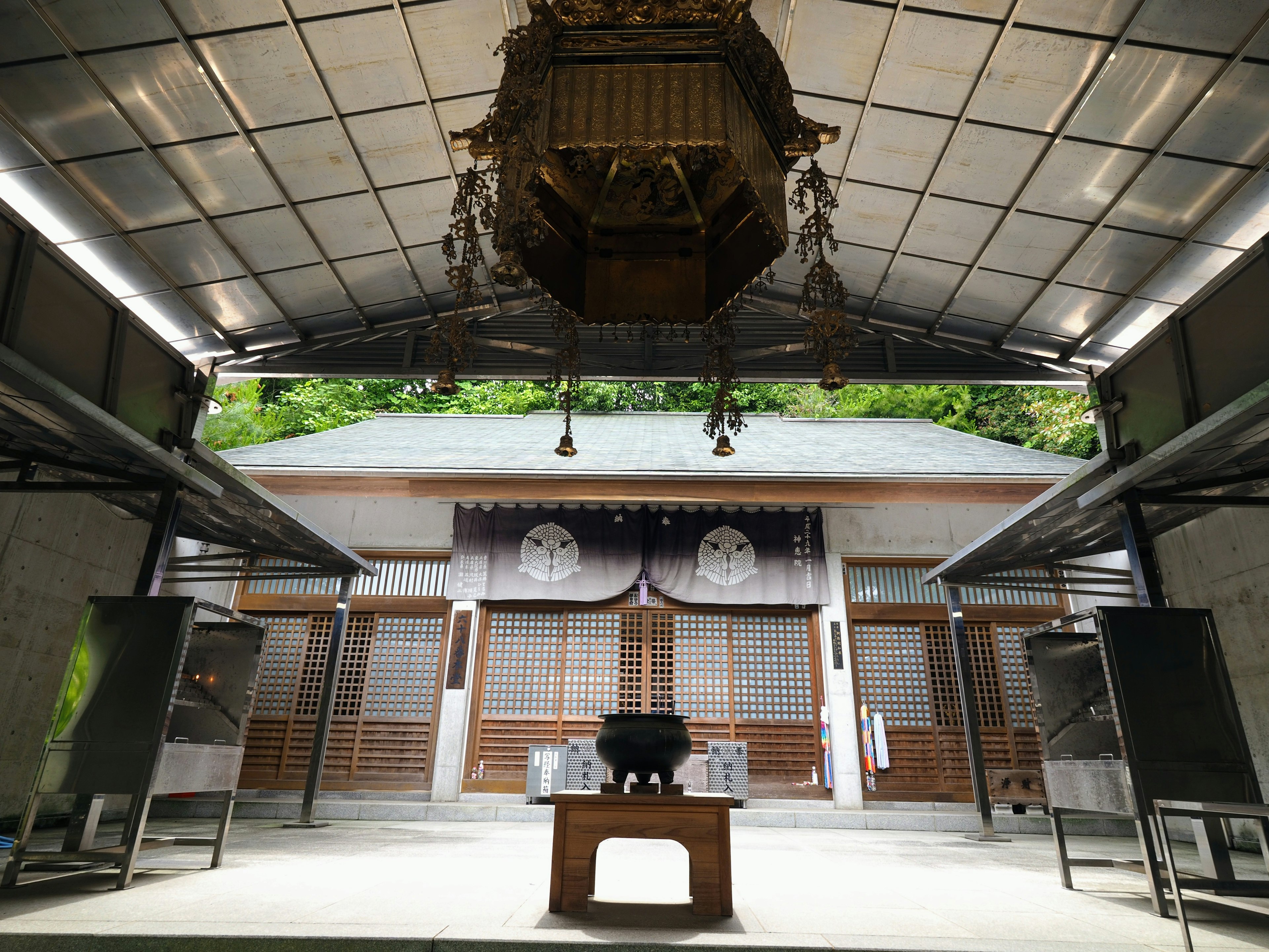 神社の内部の空間で中央に香炉が置かれた静かな場所