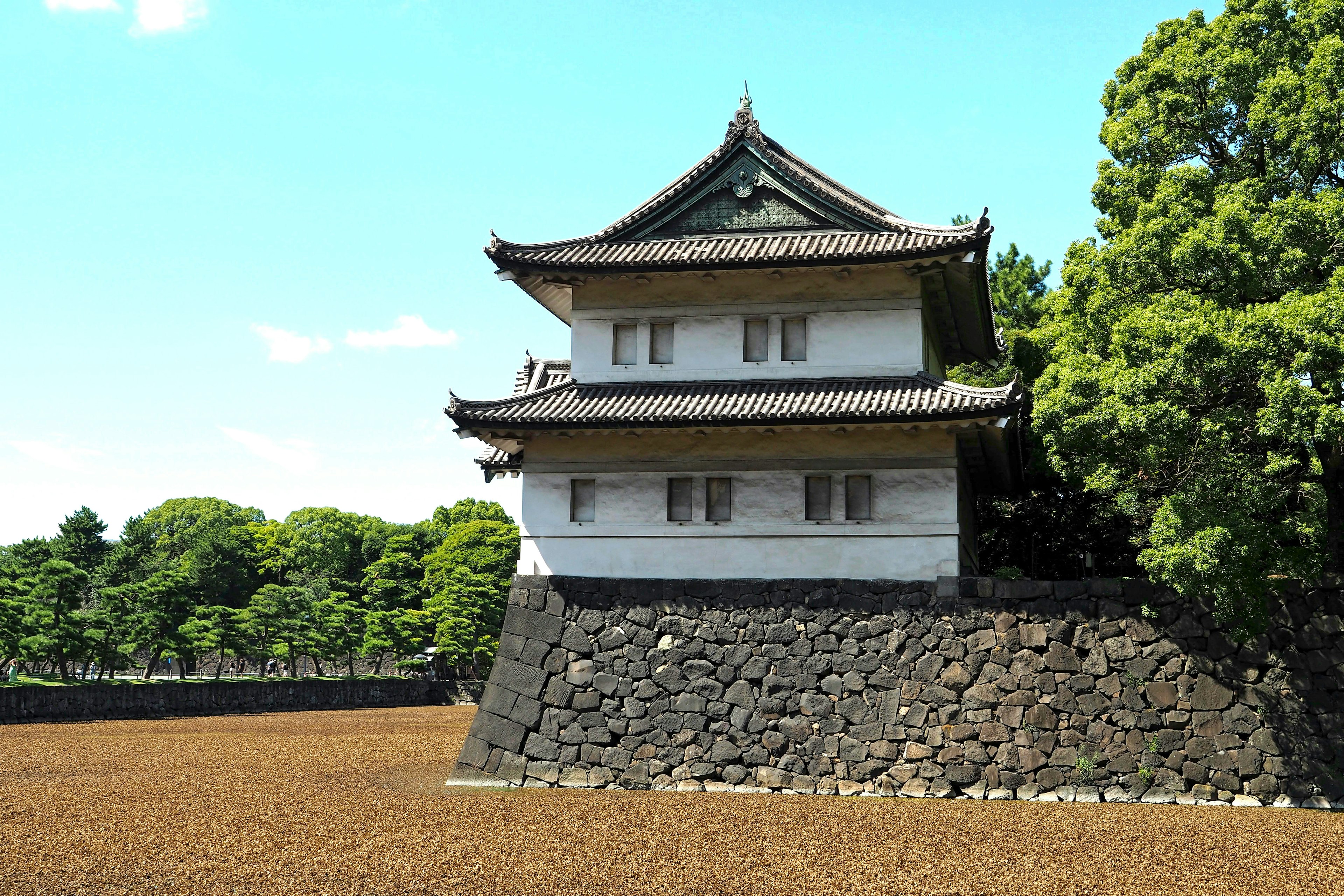 Bâtiment traditionnel japonais aux murs blancs et base en pierre au Palais Impérial de Tokyo