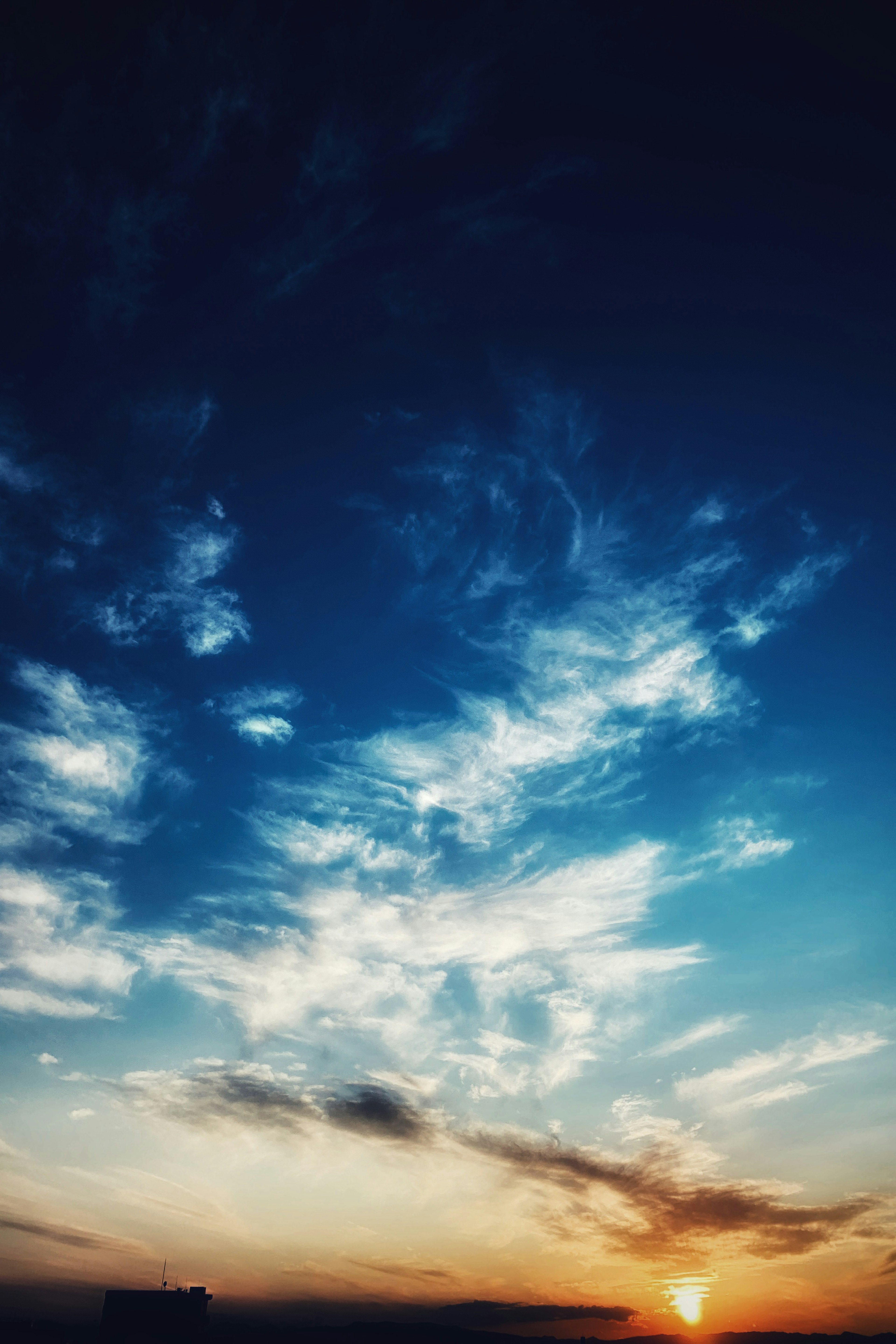 Beau motif de nuages dans le ciel bleu au coucher du soleil