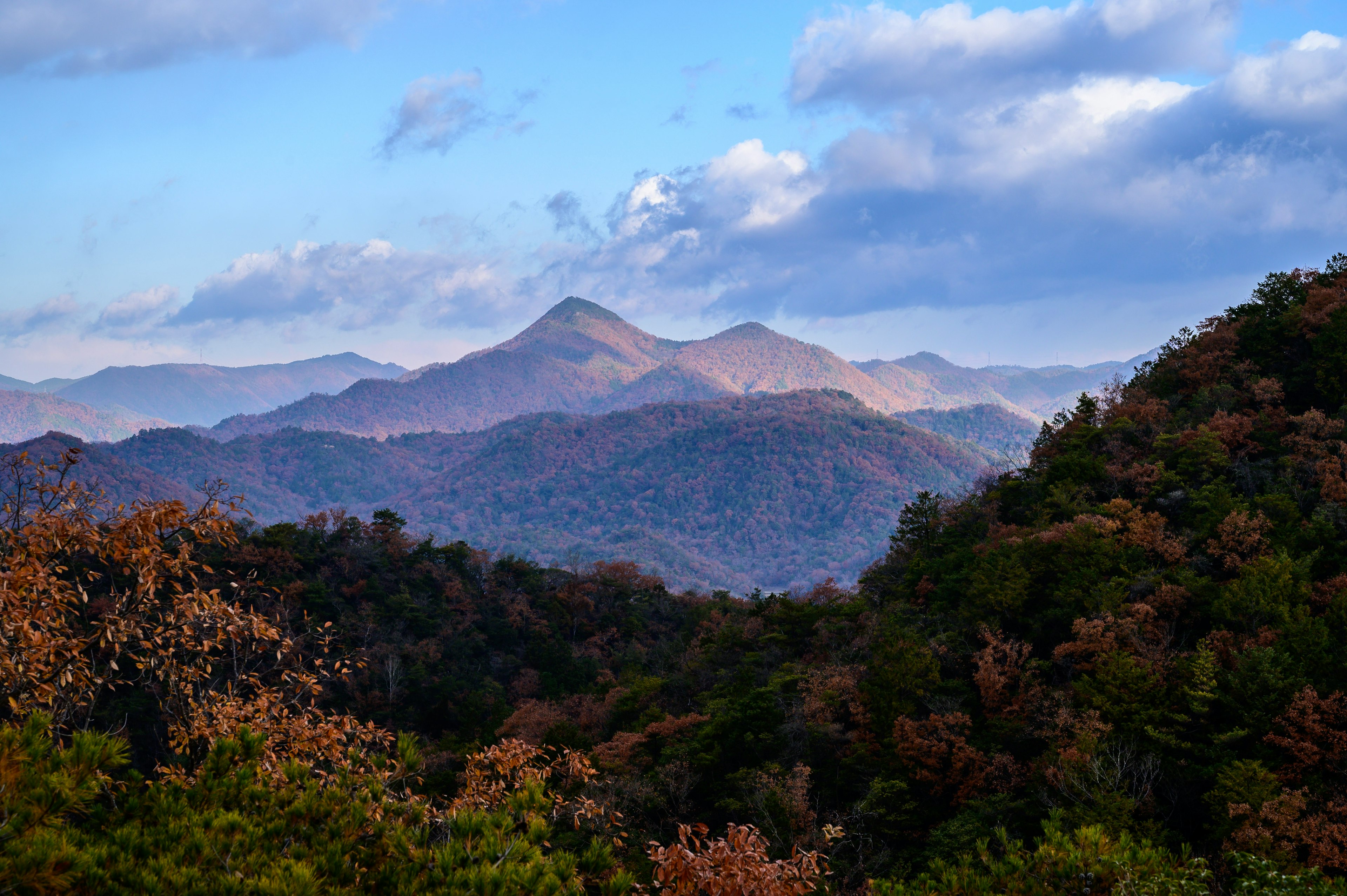 Panoramablick auf herbstliche Berge mit blauem Himmel