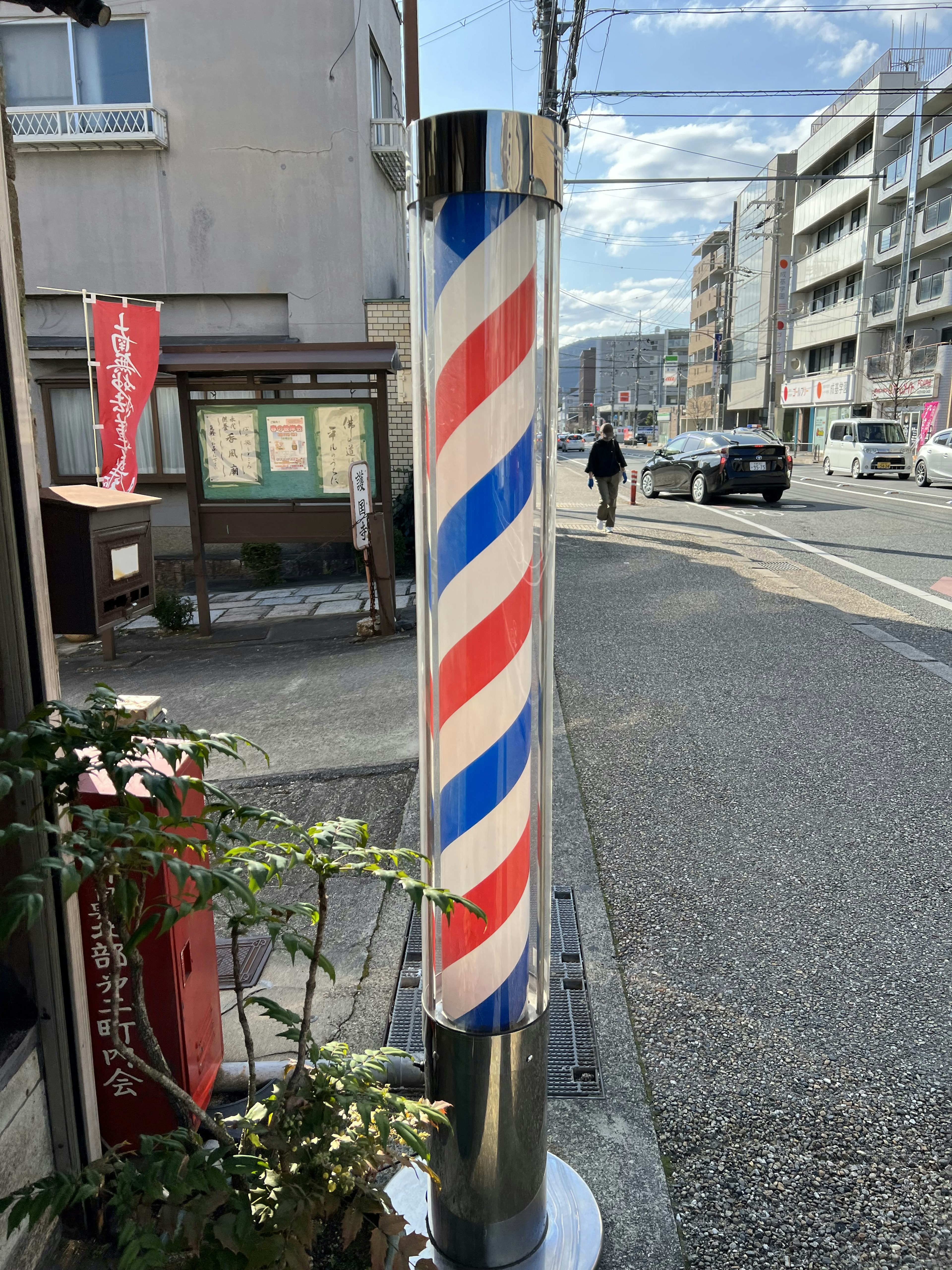 赤と青のストライプが特徴的な理髪店のポール