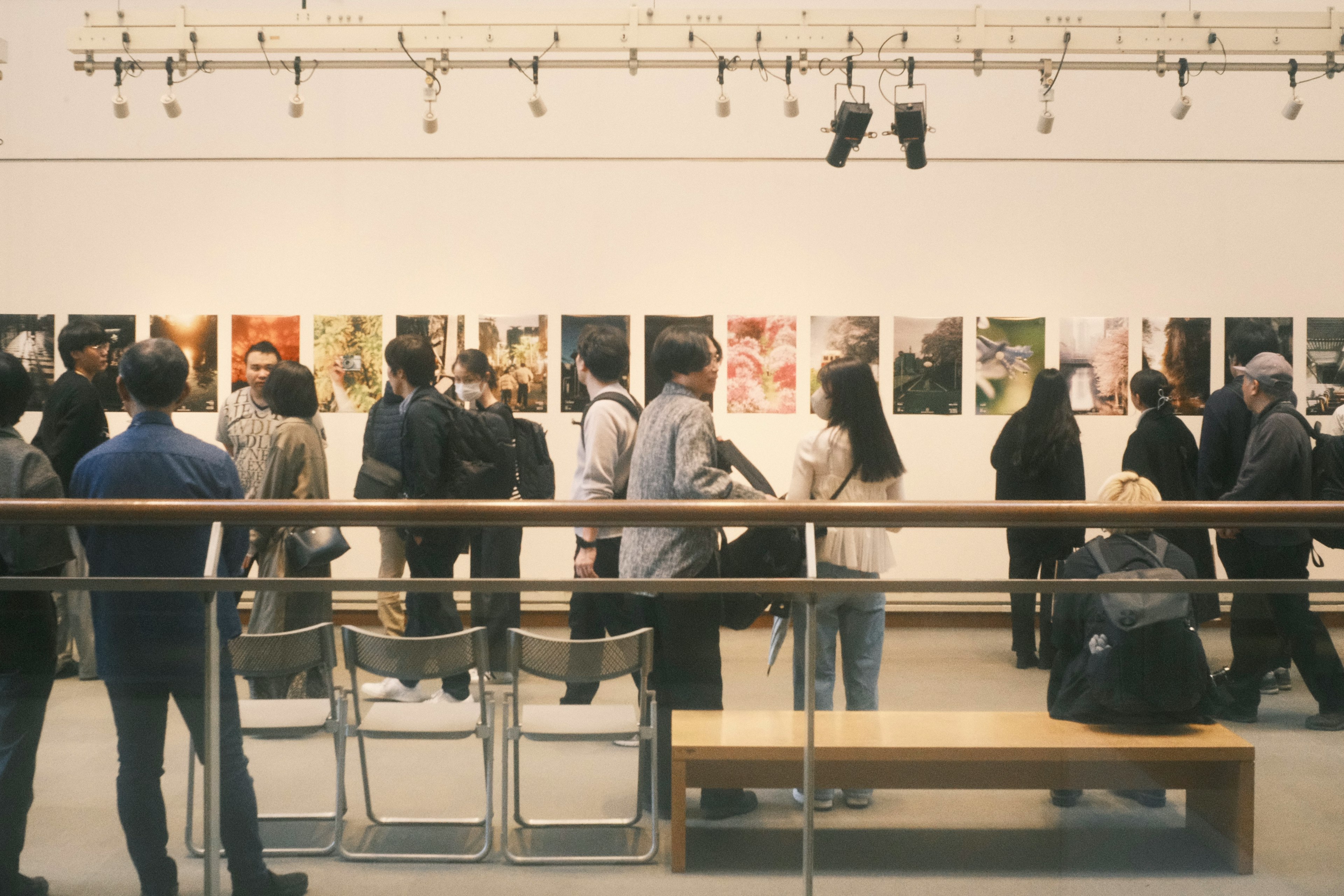 Personas viendo una exposición de arte en una galería