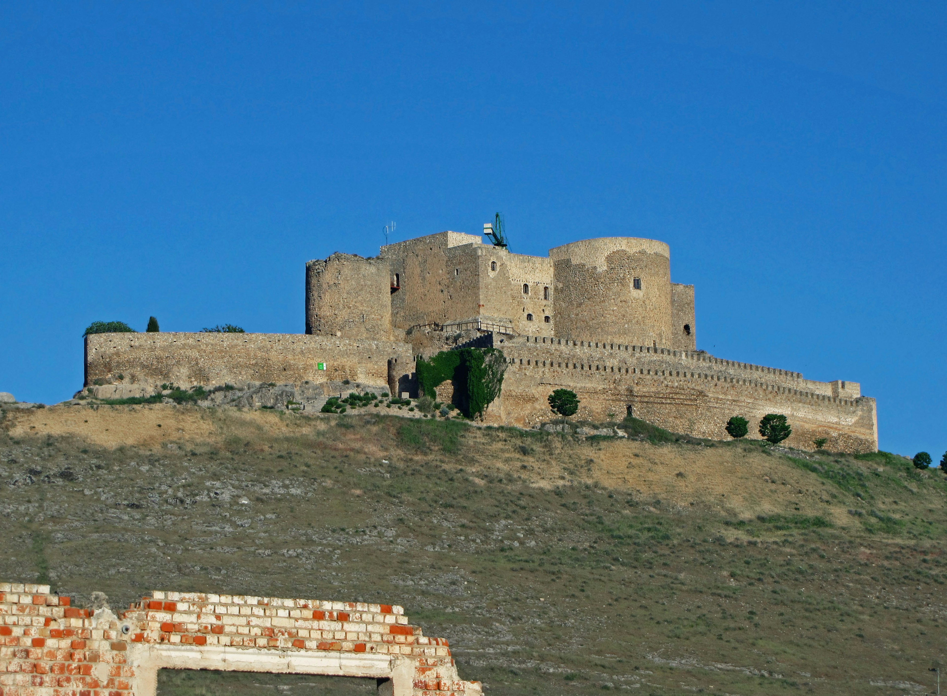 Antica fortezza che si erge sotto un cielo blu chiaro