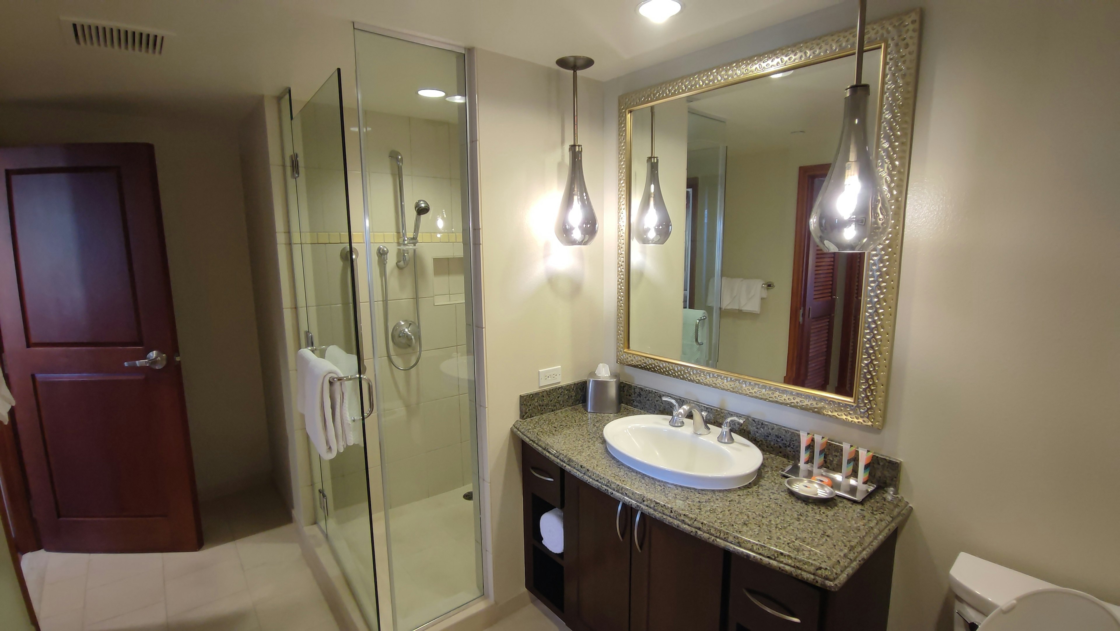 Design de salle de bain moderne avec porte de douche en verre miroir éclairé et lavabo