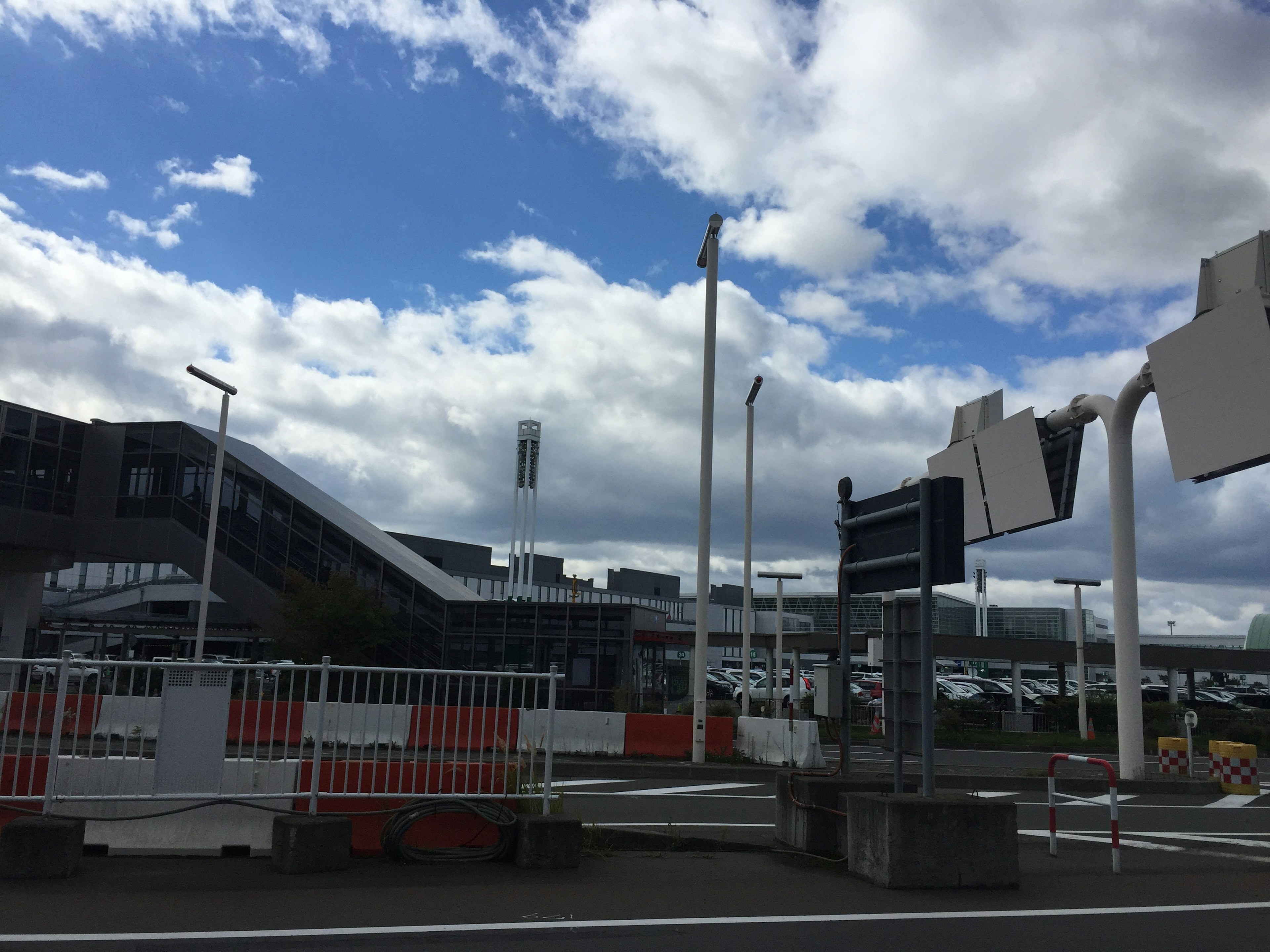 Bâtiment d'aéroport avec ciel bleu et nuages blancs