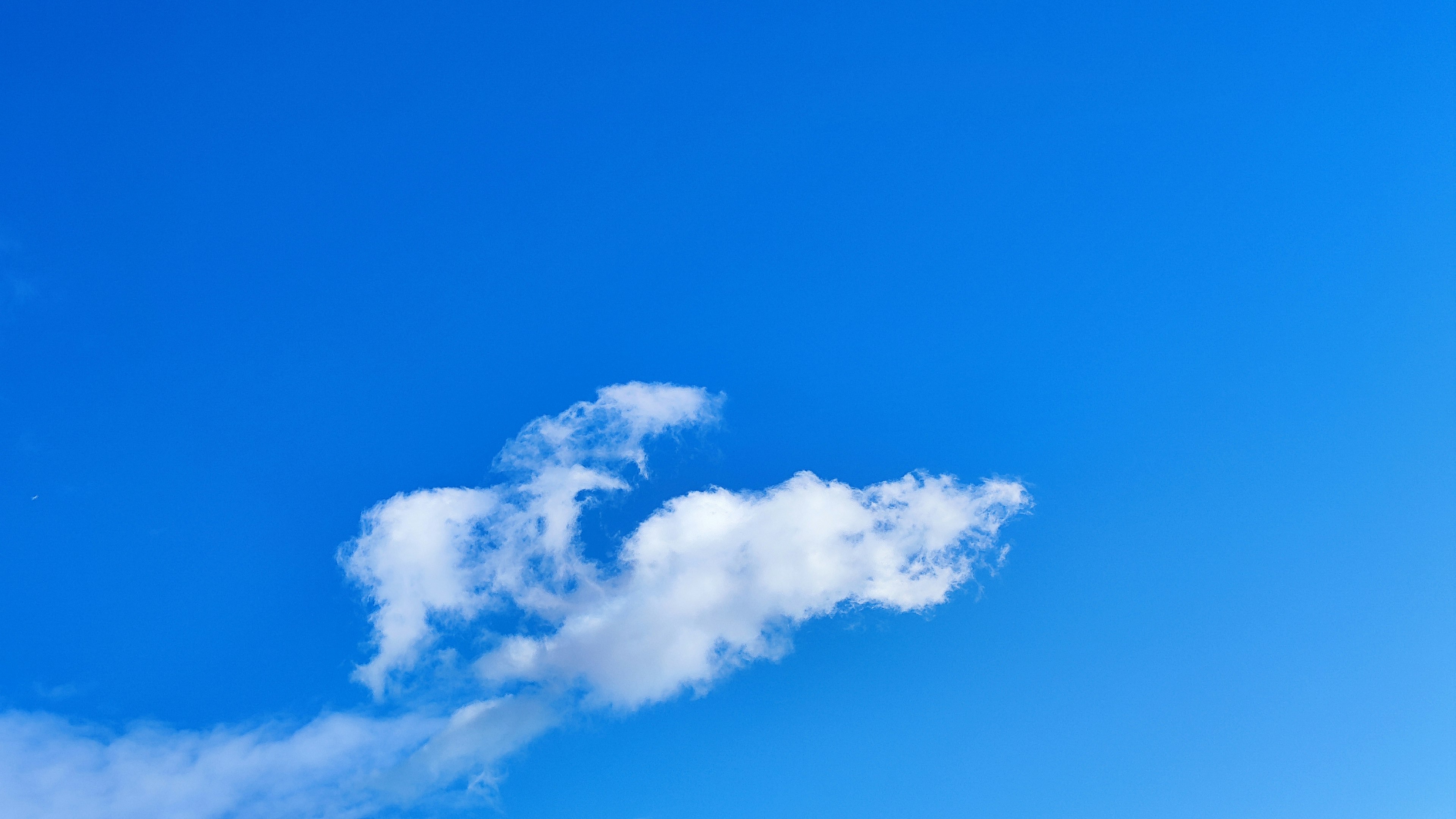 Awan putih mengapung di langit biru