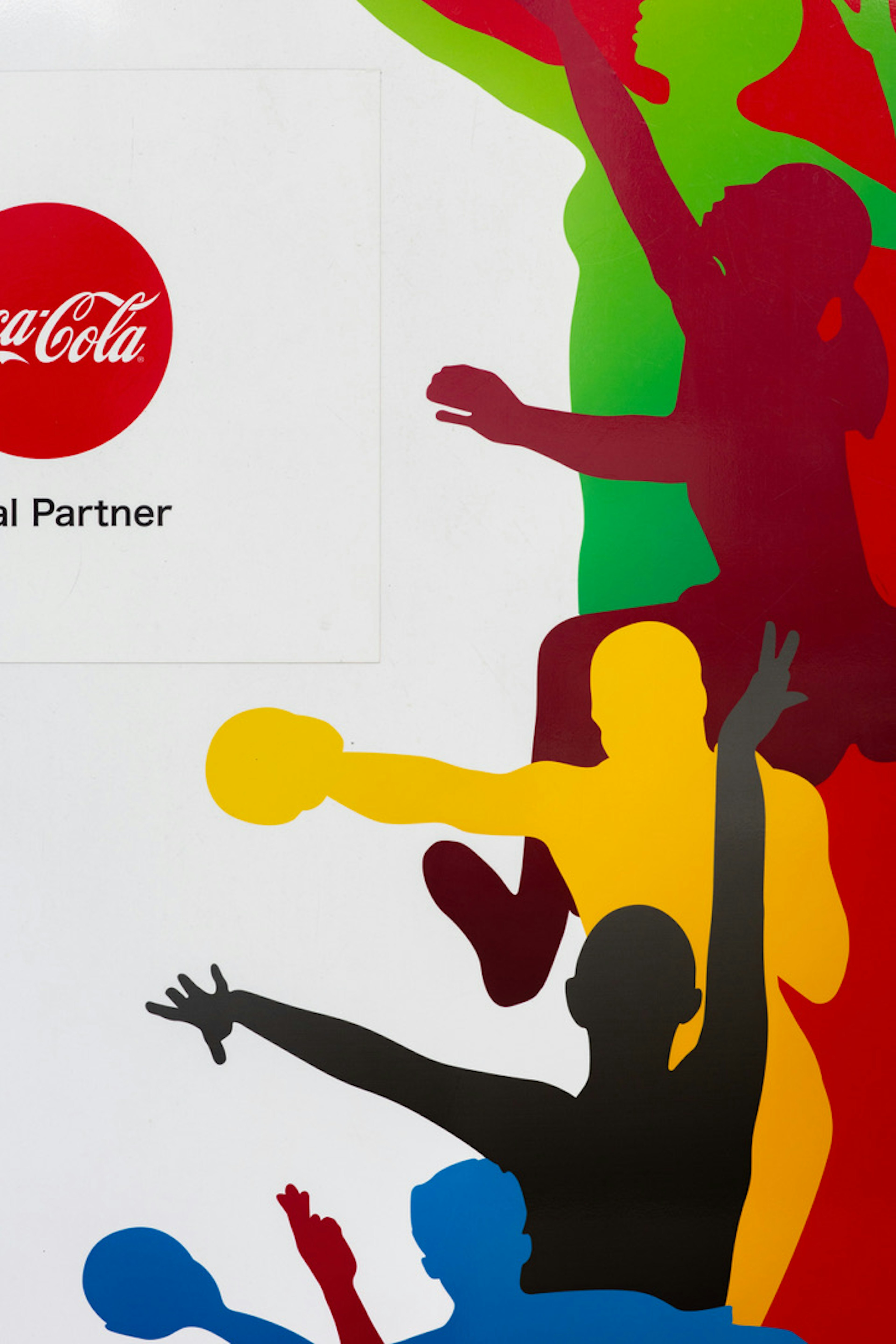 Bunte Silhouetten von Basketballspielern mit dem Coca-Cola-Logo