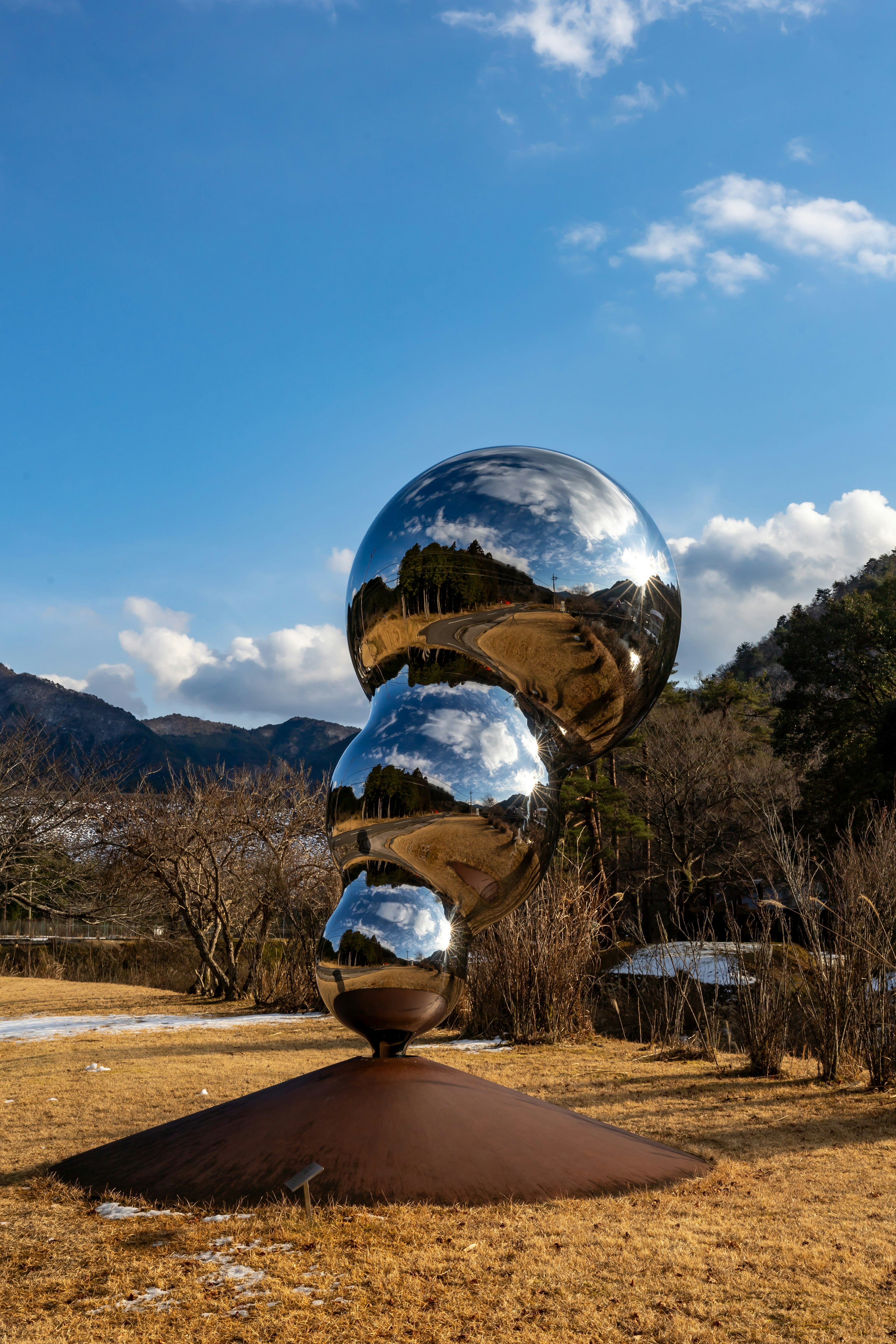 Eine metallische Skulptur unter einem blauen Himmel