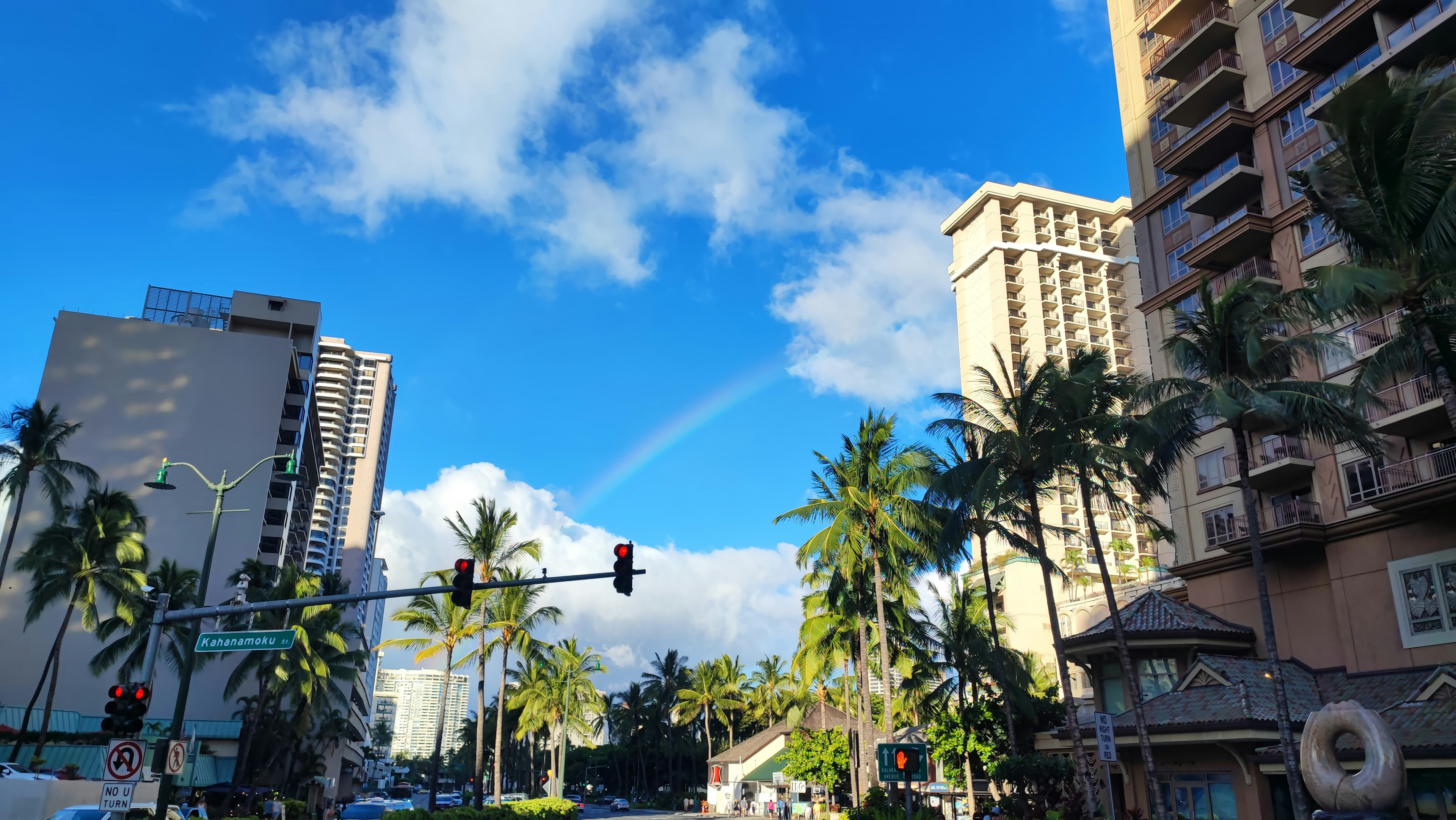 Stadtansicht von Honolulu mit einem Regenbogen im blauen Himmel