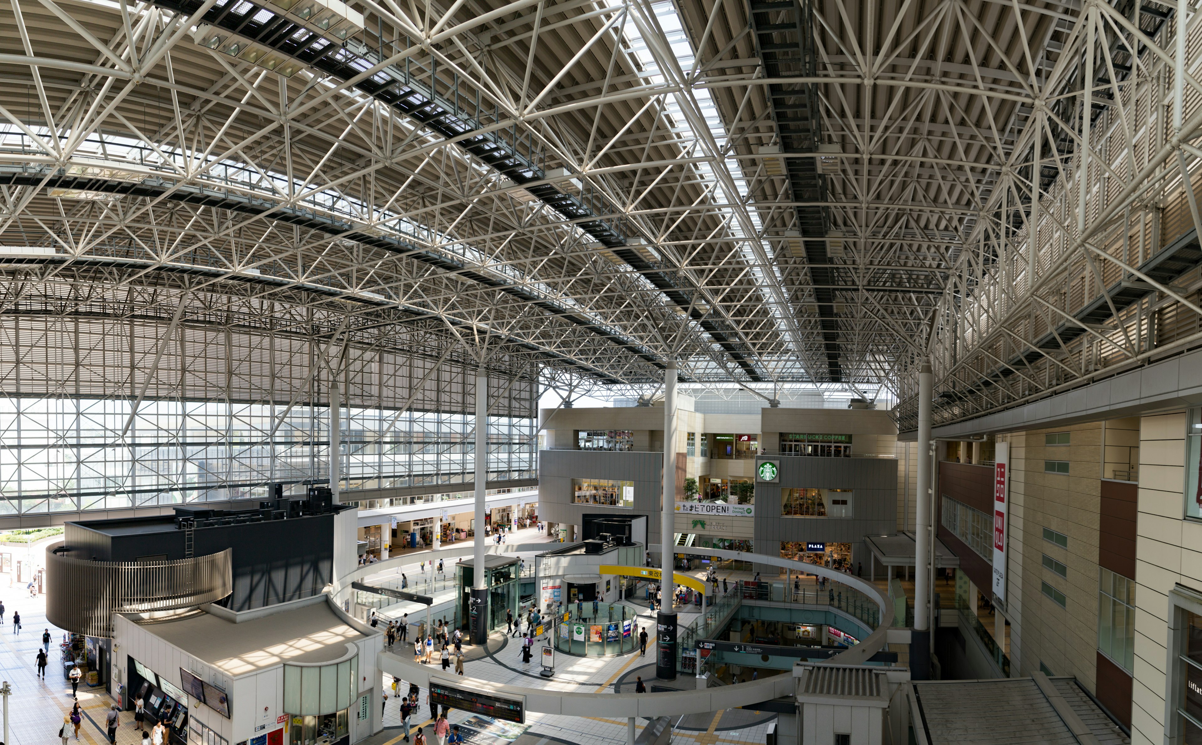 Vista interna spaziosa di un aeroporto Luce naturale brillante che filtra attraverso la struttura del soffitto