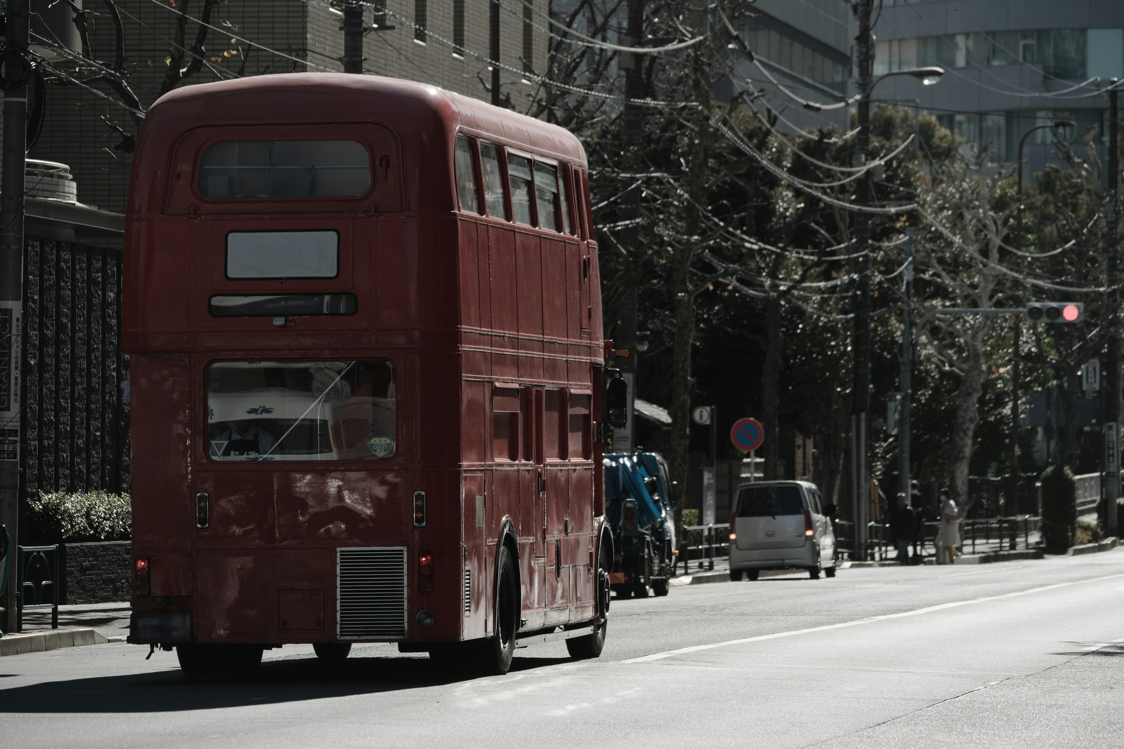 Autobus a due piani rosso che percorre la strada