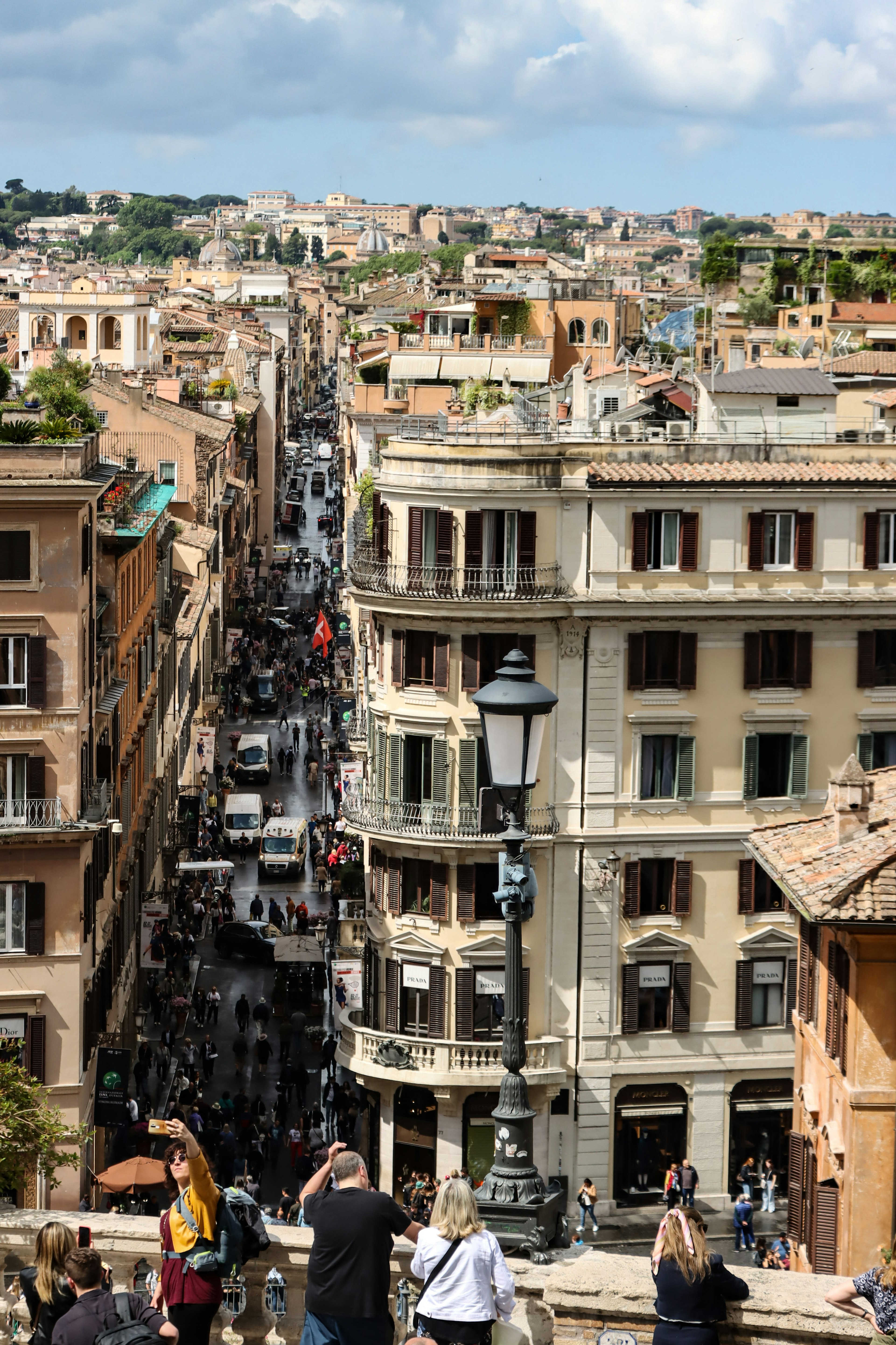 Blick auf eine belebte Straße in Rom mit historischen Gebäuden