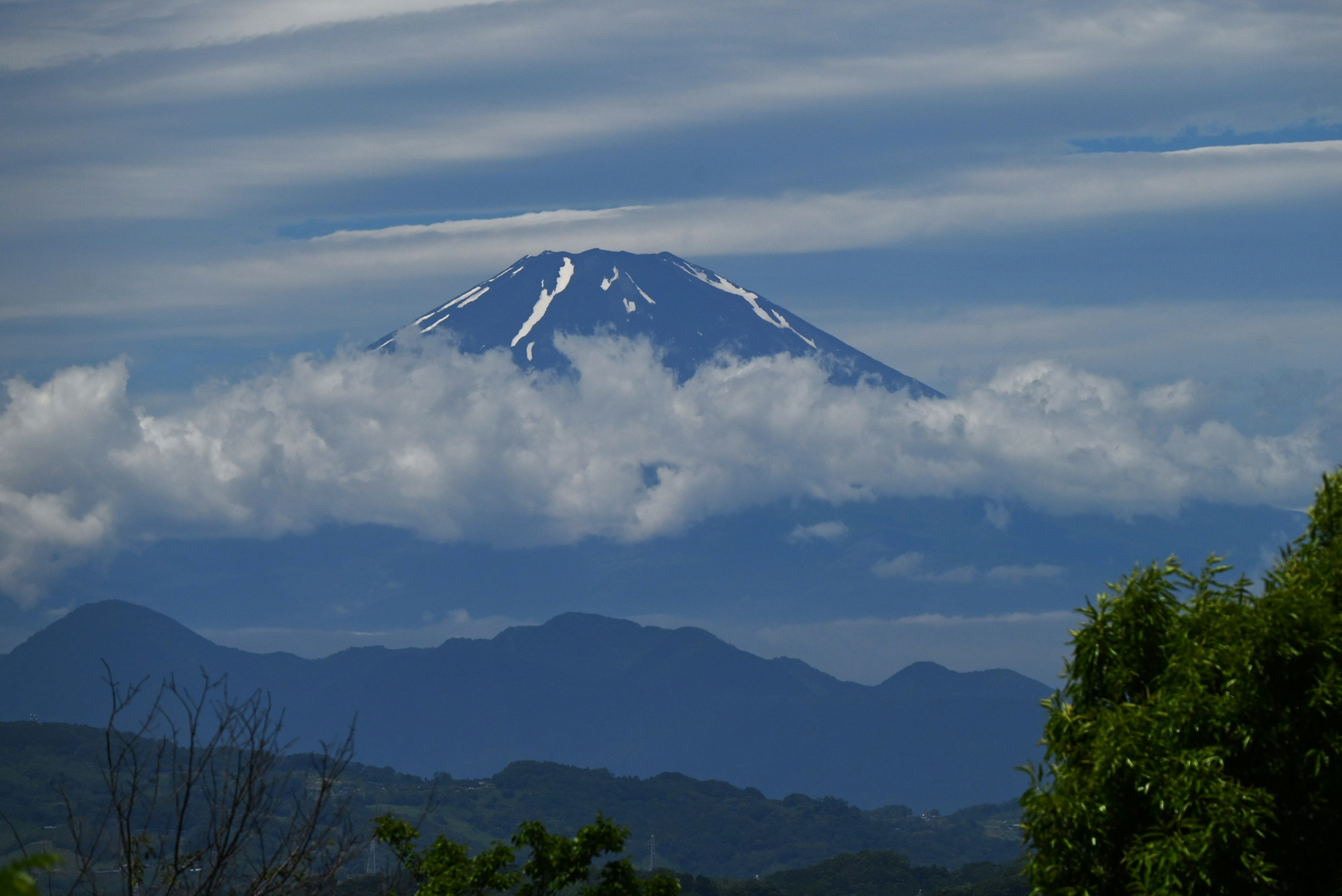 富士山雪頂與藍天和雲彩