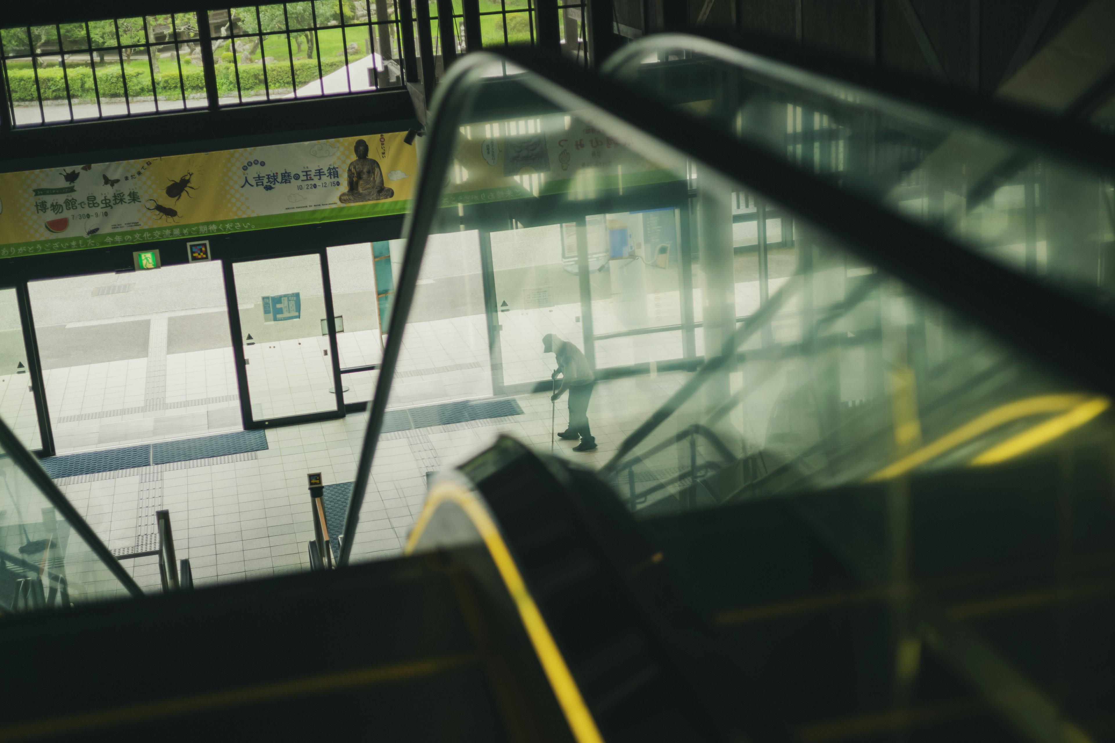 Una persona che scende una scala mobile all'interno di una stazione