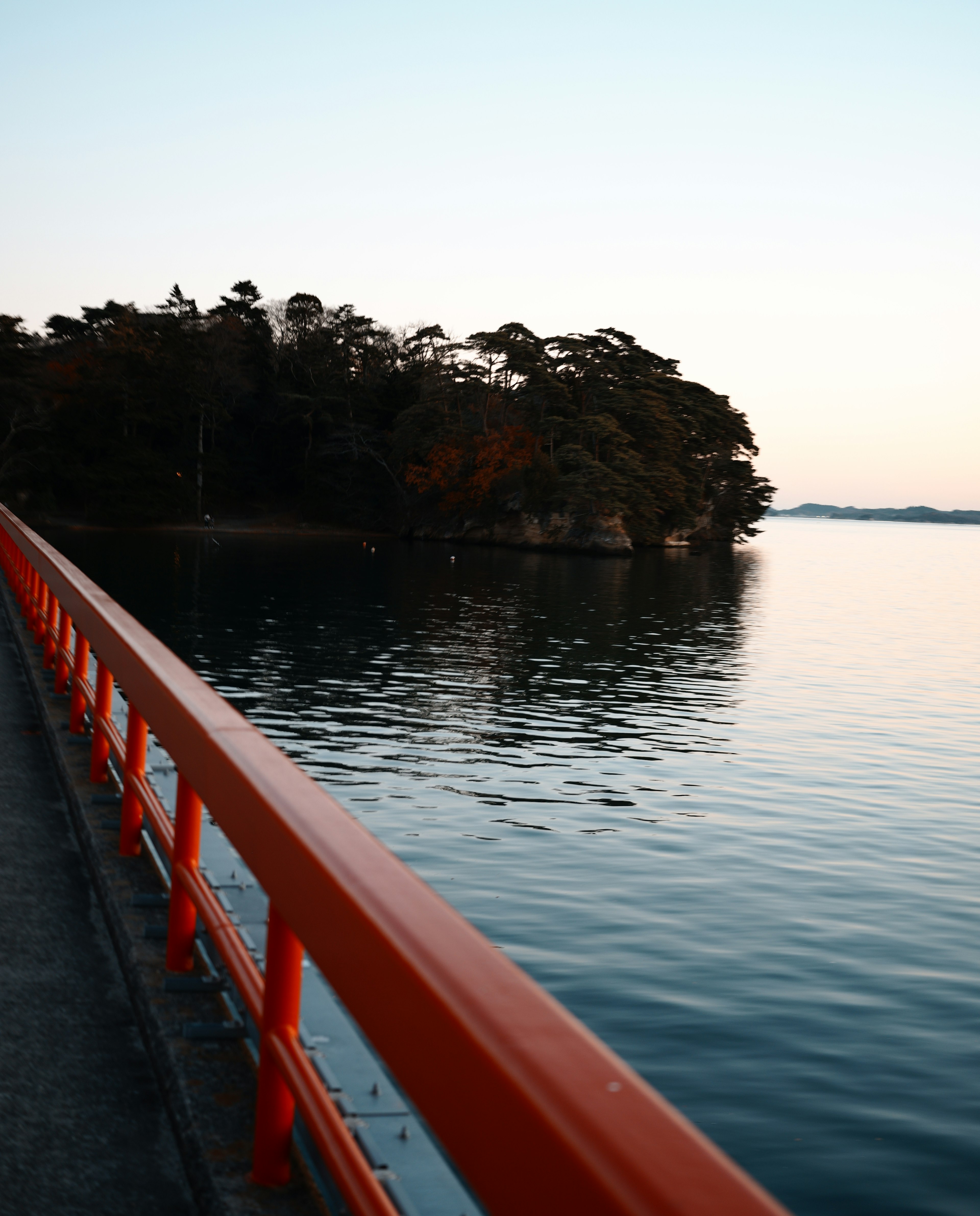 赤い手すりのある静かな湖の風景と遠くの島