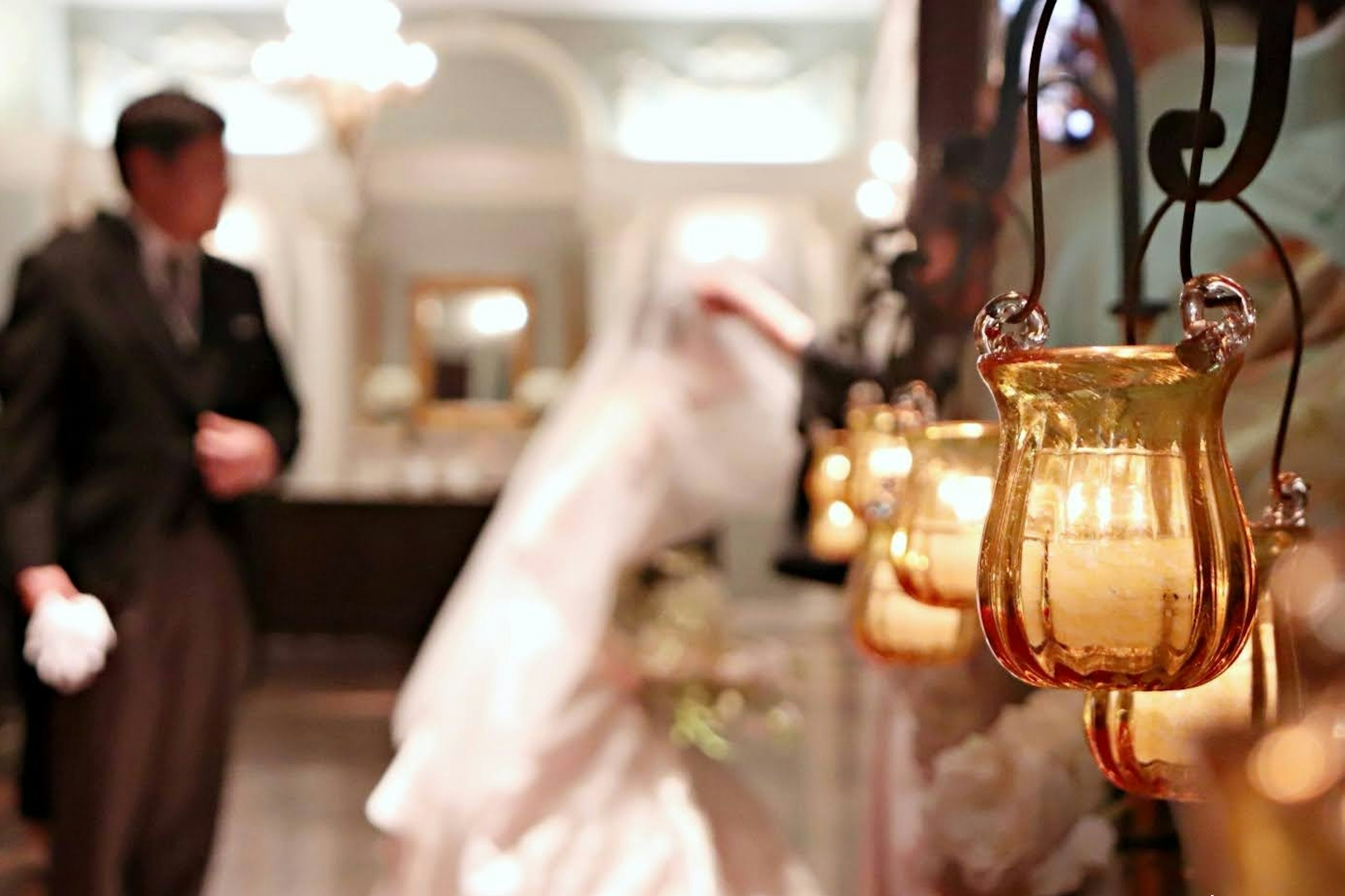 Uno sposo e una sposa si guardano in un luogo di matrimonio decorato