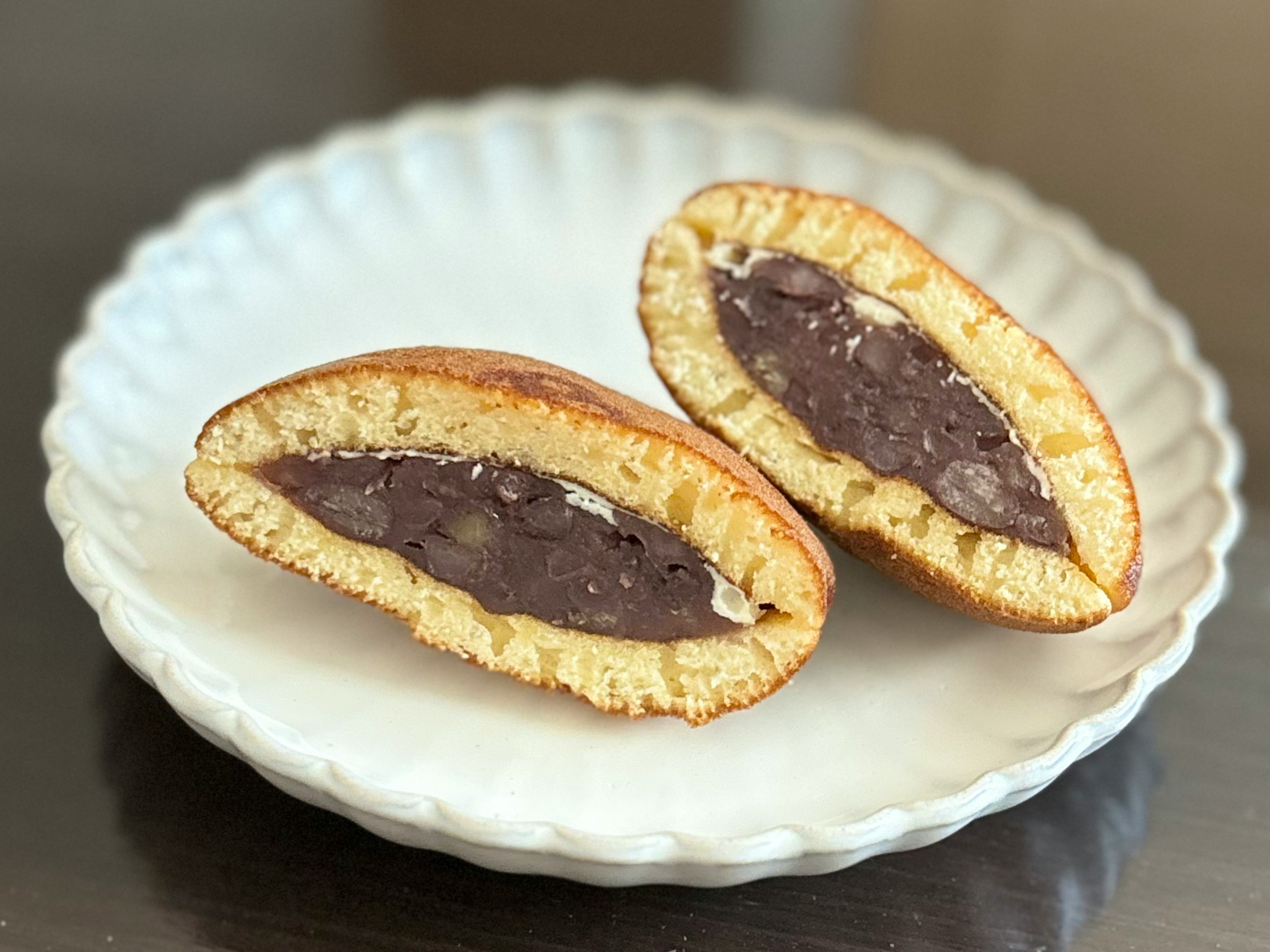 甘いあんこが入った和菓子の断面