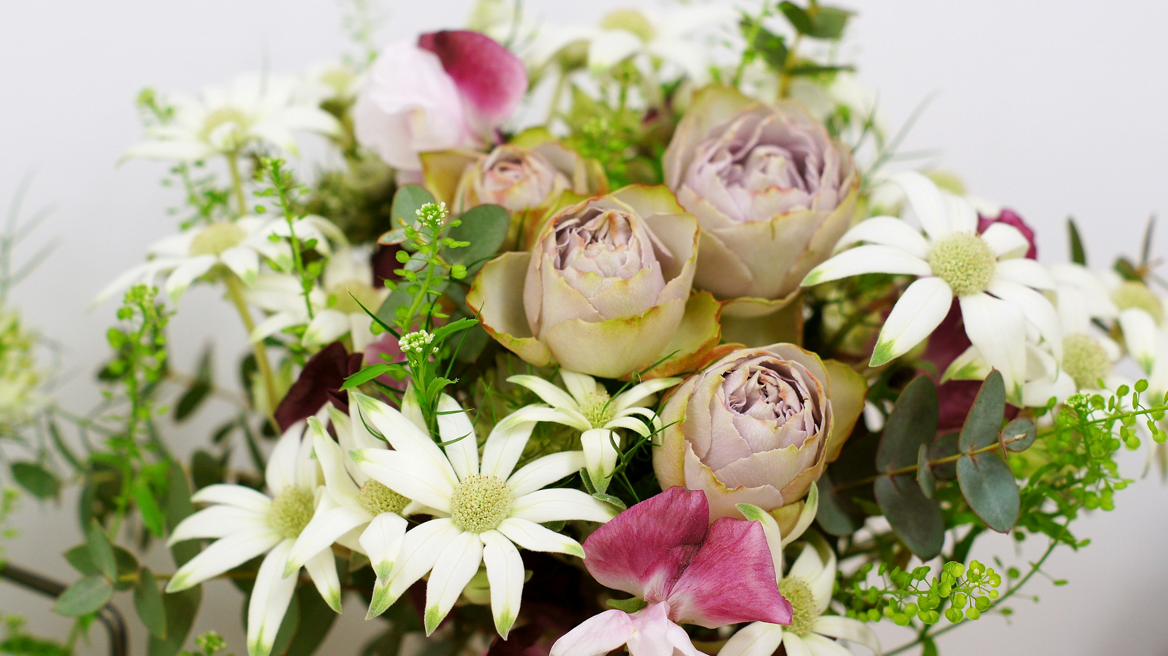 Un hermoso ramo de flores coloridas con rosas y follaje