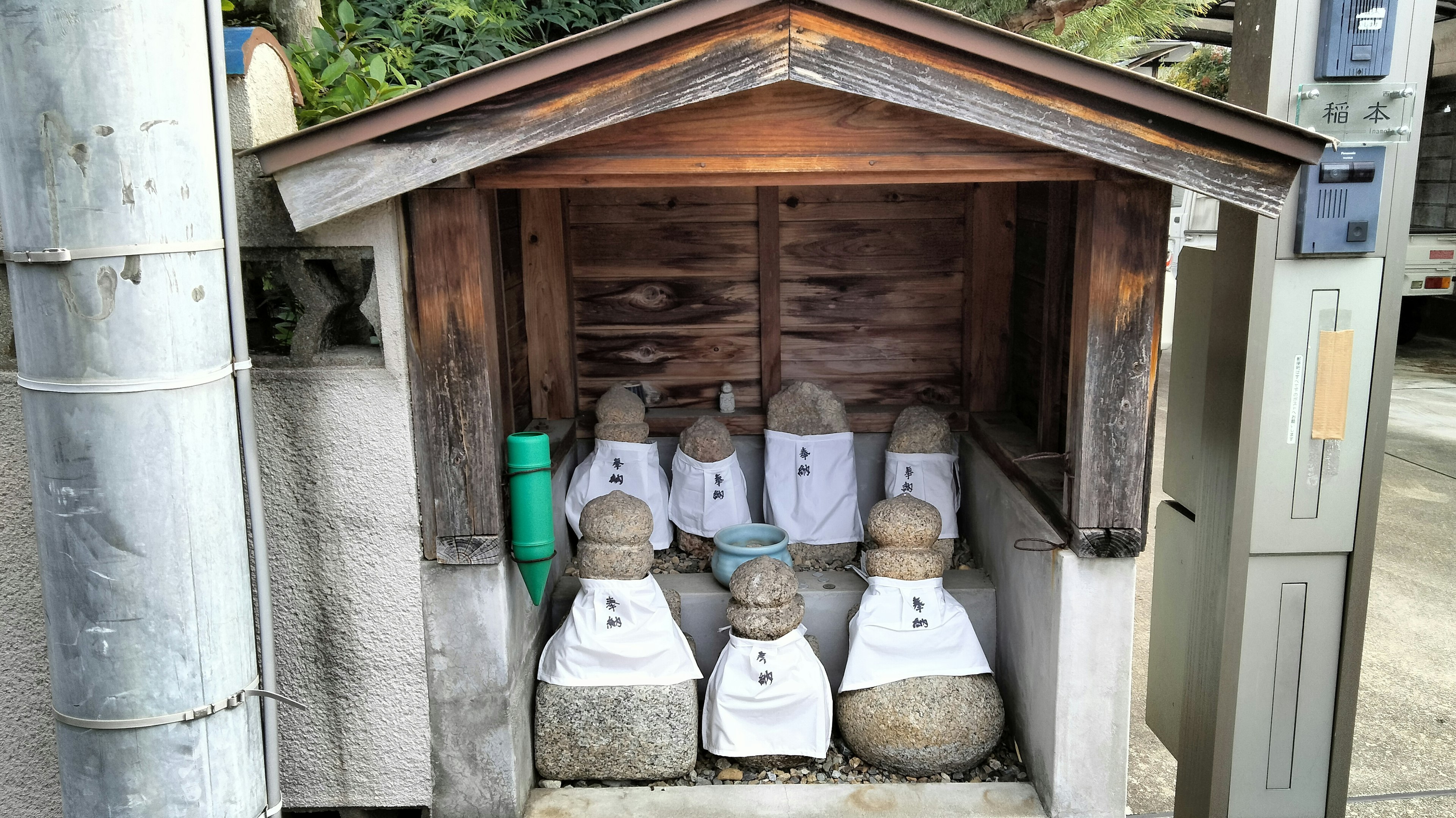 A scene with stone figures arranged under a small roof